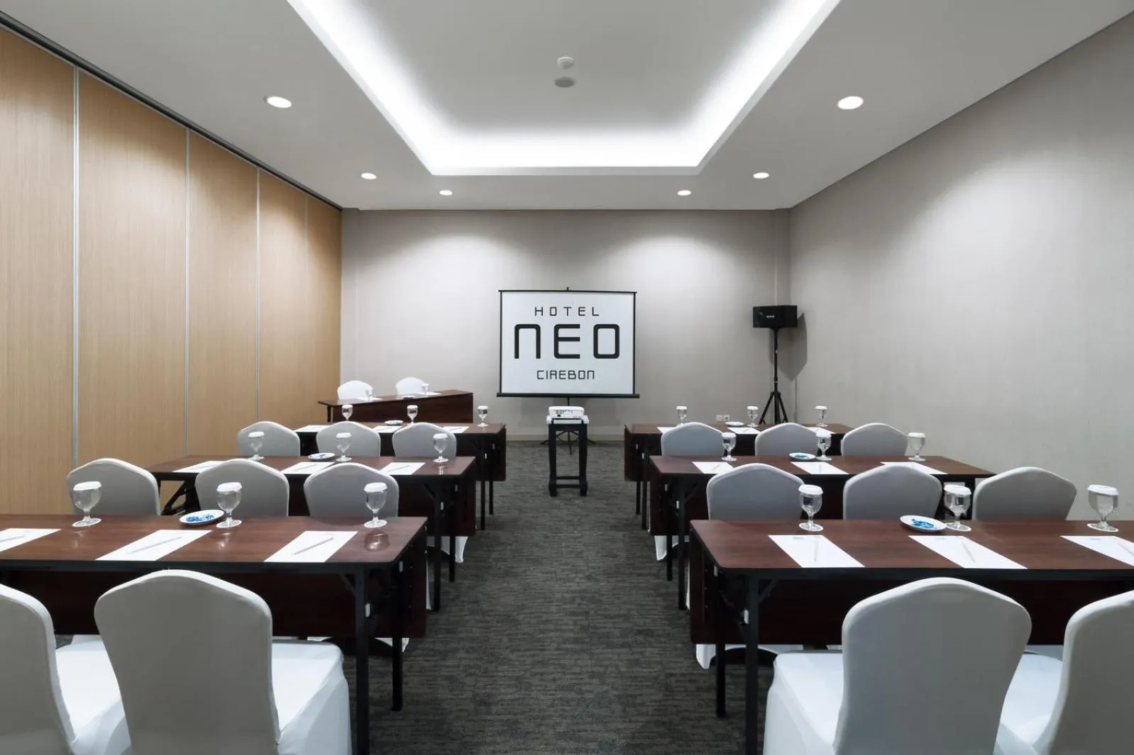 Meeting/conference room in Hotel NEO Cirebon by ASTON