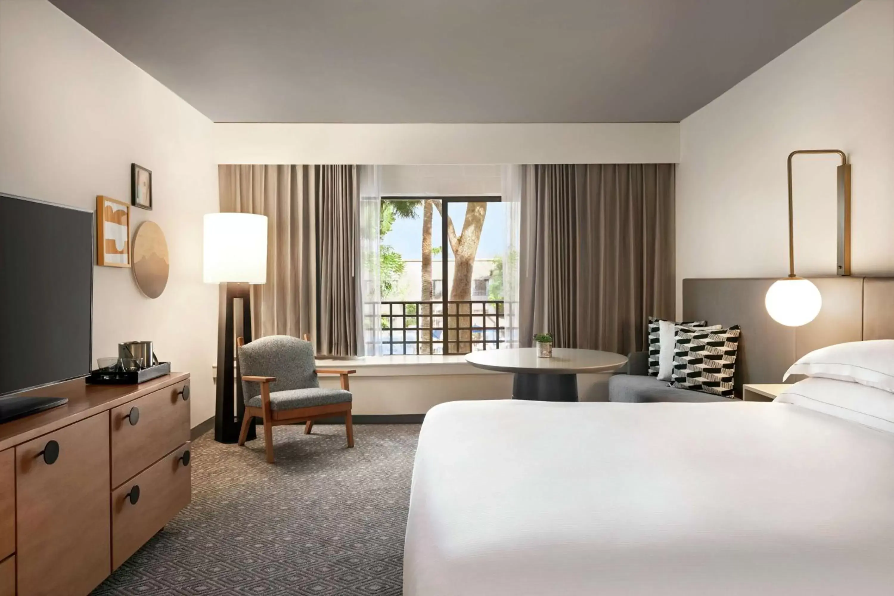 Bed, Seating Area in Hilton Scottsdale Resort & Villas
