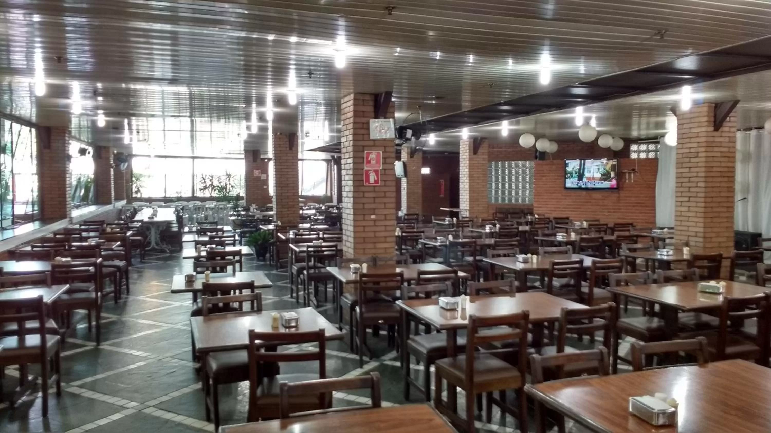 Restaurant/places to eat in Cumbipar King Hotel