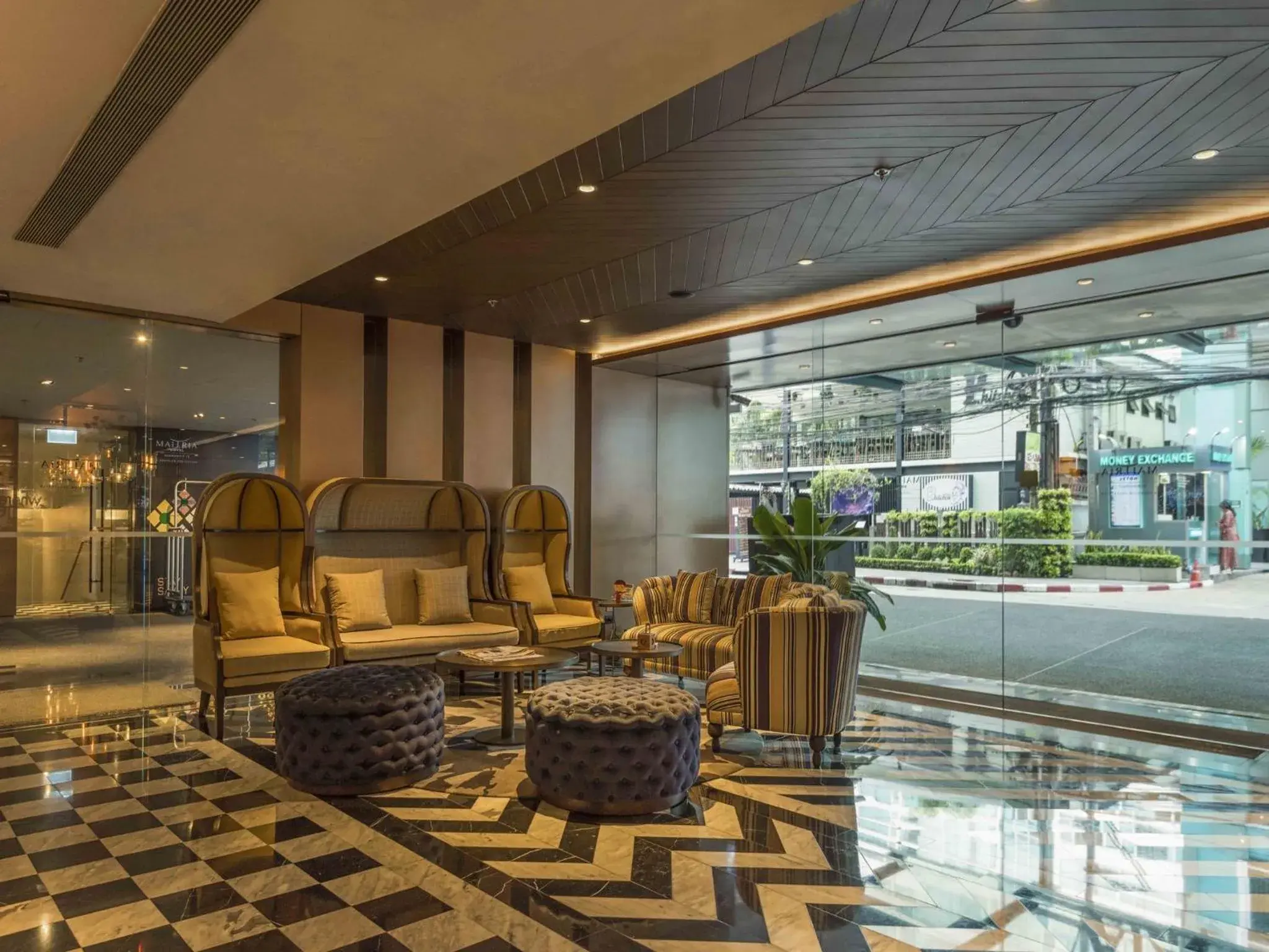Lobby or reception in Maitria Hotel Sukhumvit 18 Bangkok – A Chatrium Collection