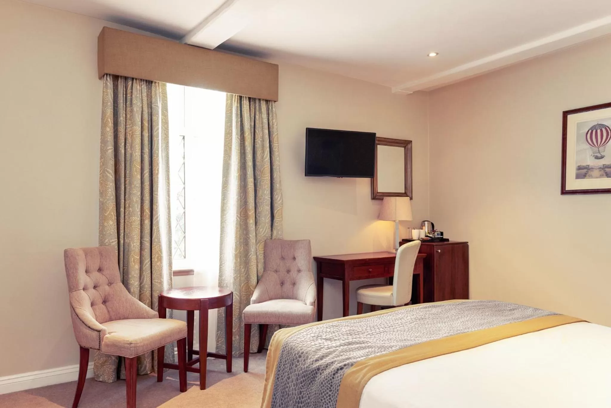 Photo of the whole room, Bed in Mercure Thame Lambert Hotel