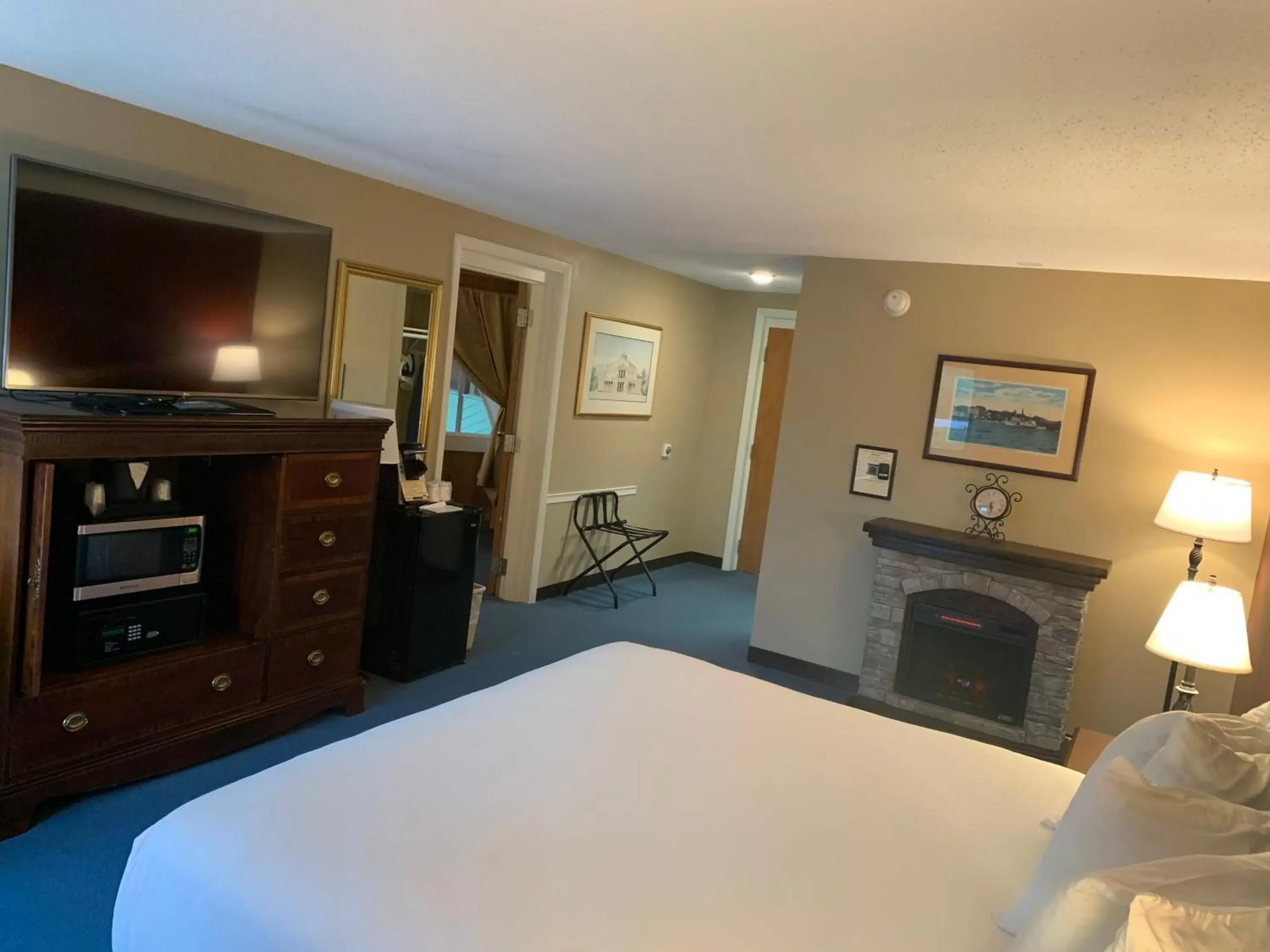 Pool view, TV/Entertainment Center in Fireside Inn & Suites Gilford