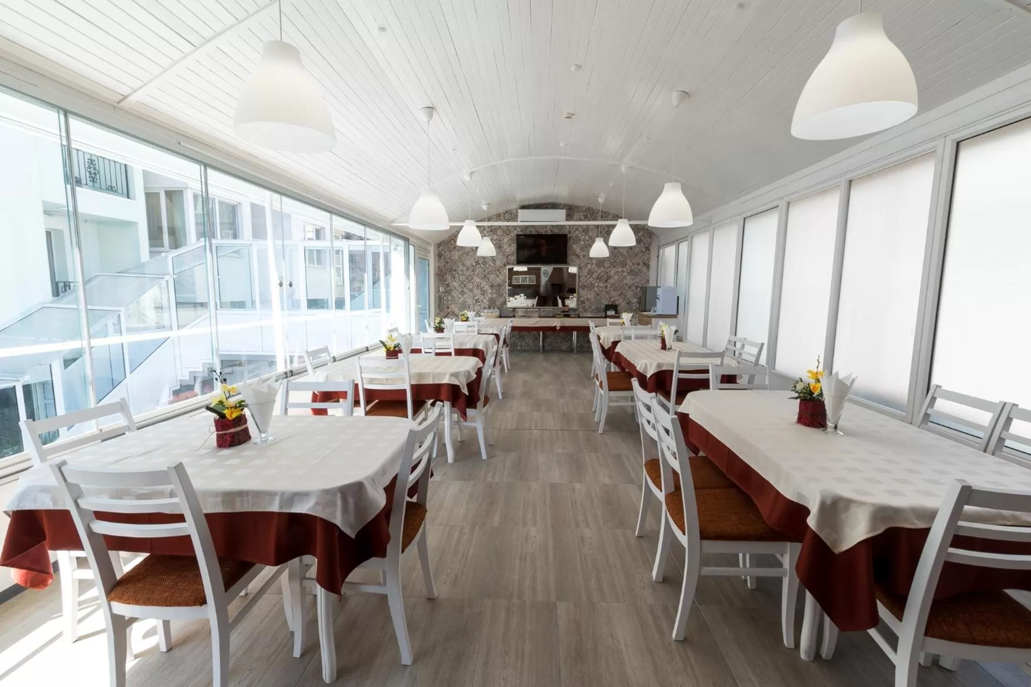 Restaurant/places to eat in Noviz Hotel