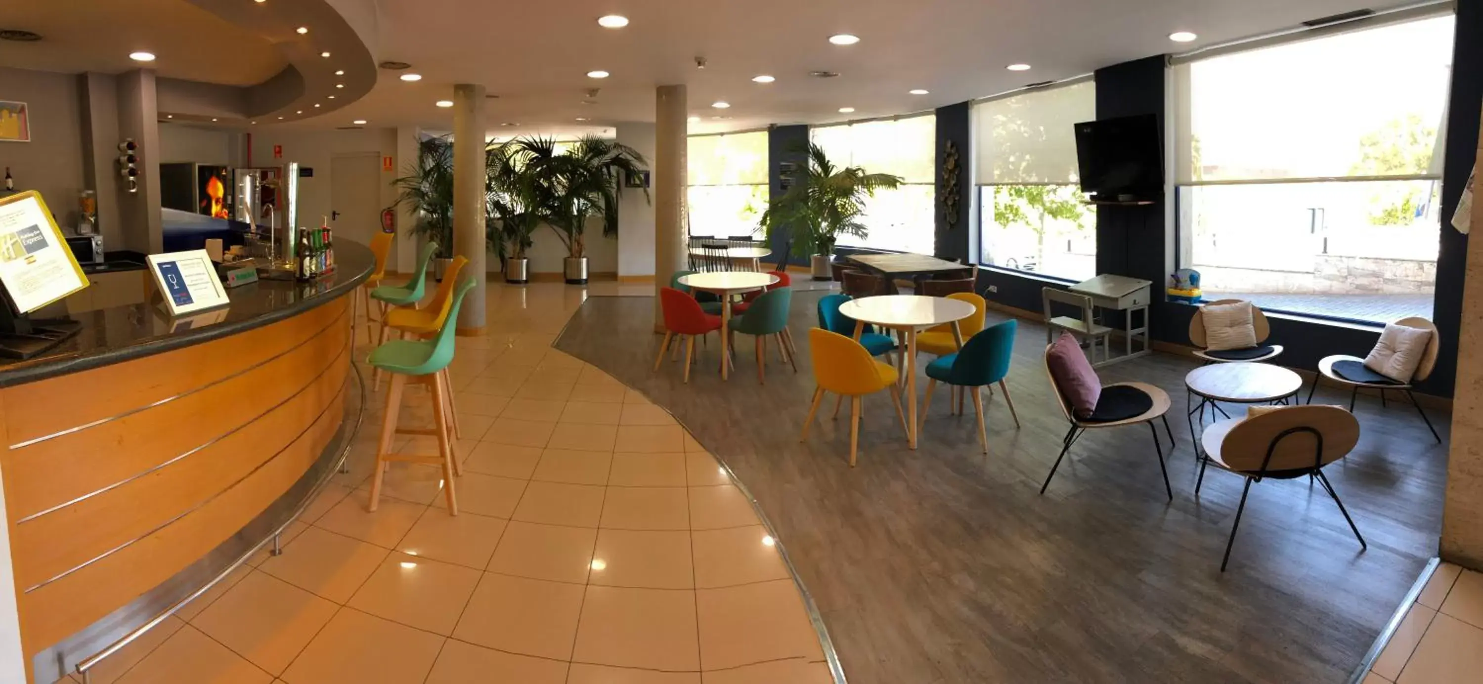 Lounge or bar, Restaurant/Places to Eat in Holiday Inn Express San Sebastian de los Reyes, an IHG Hotel