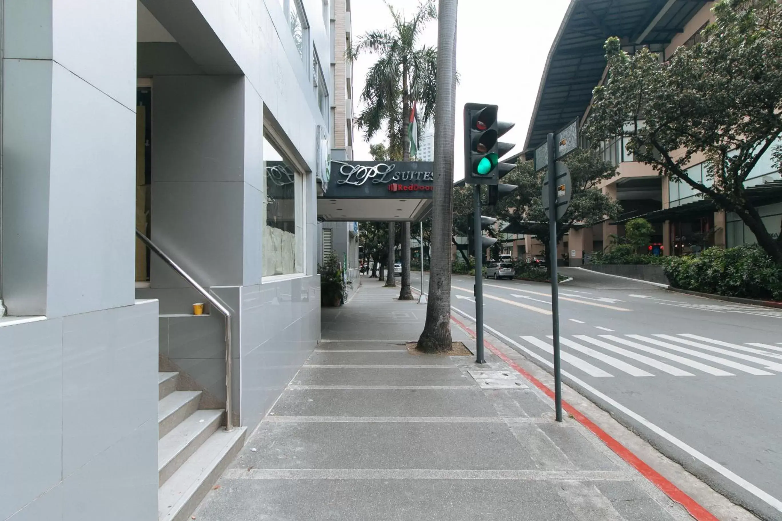 Facade/entrance in RedDoorz Premium near Greenbelt Makati - Vaccinated Staff Facade/entrance in RedDoorz Premium near Greenbelt Makati - Vaccinated Staff