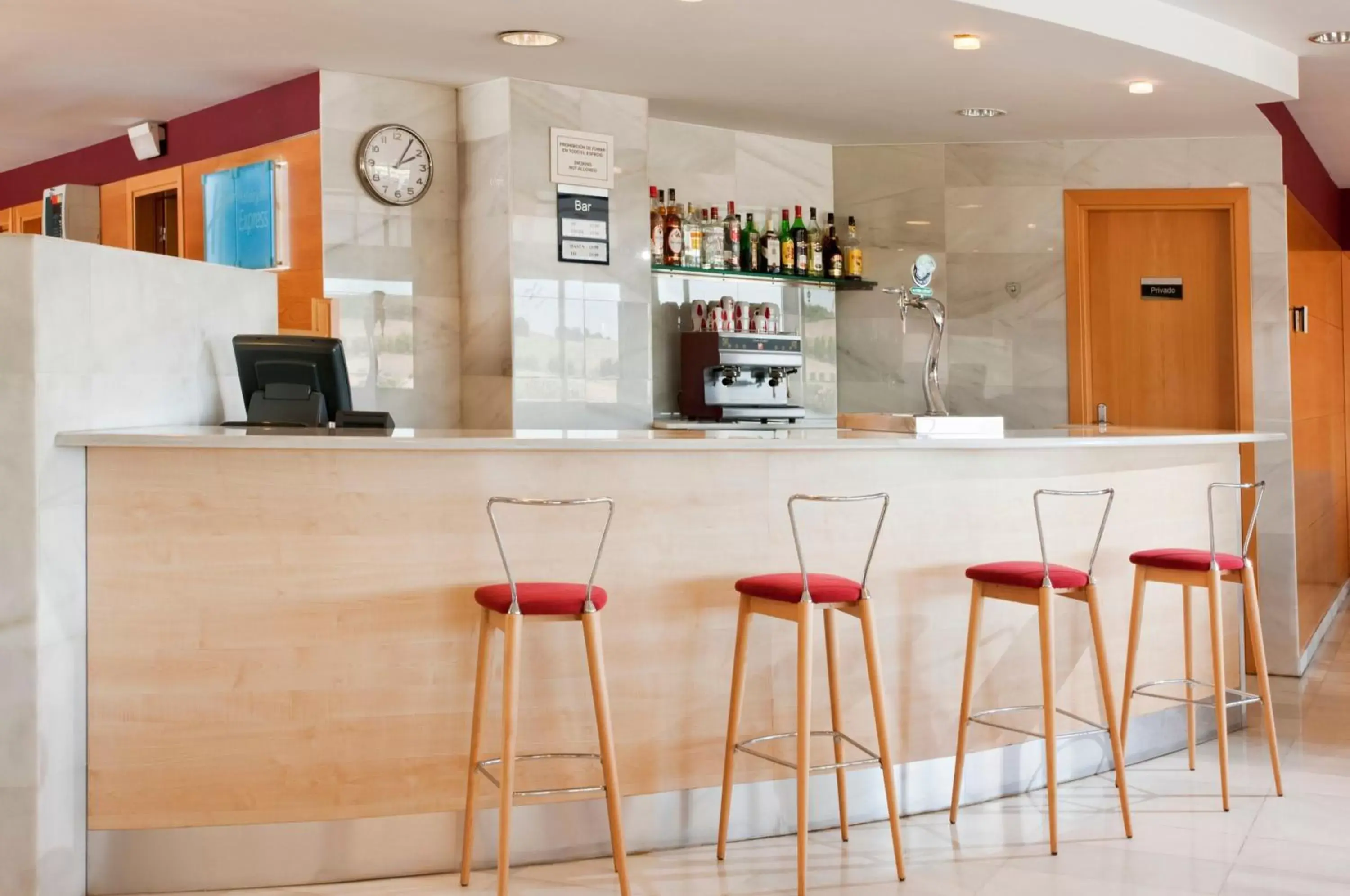 Lounge or bar, Lounge/Bar in Hotel Holiday Inn Express Madrid-Rivas