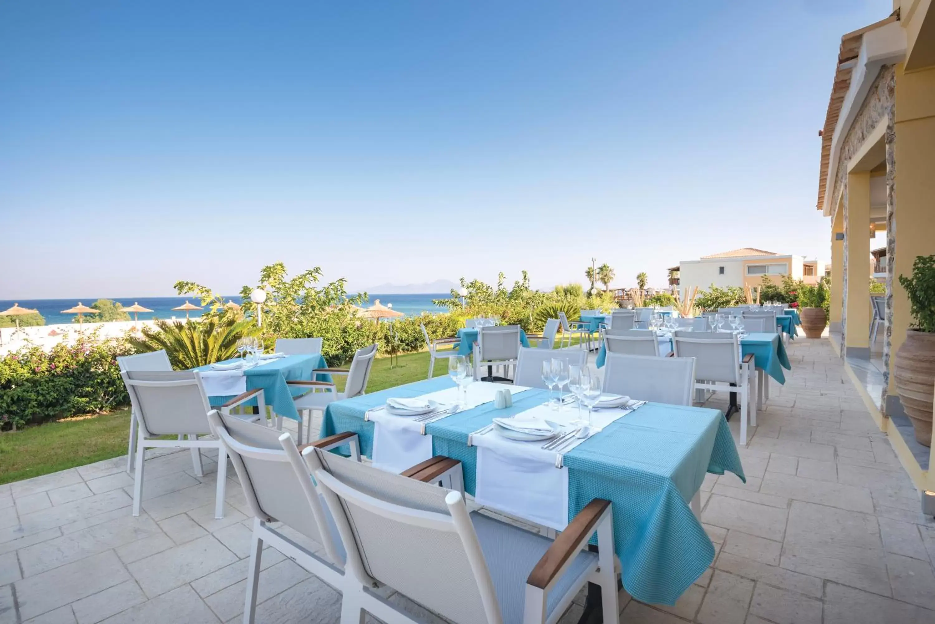 Restaurant/Places to Eat in Grand Blue Beach Hotel