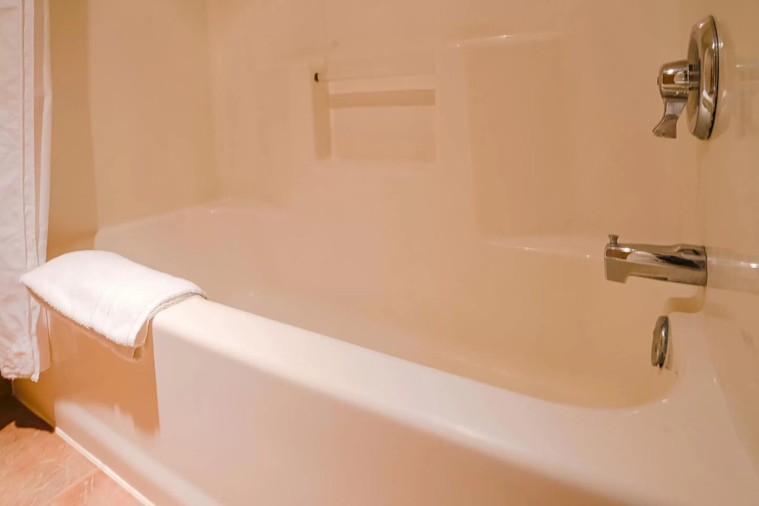 Bath, Bathroom in OYO Hotel Redwood Falls near Jackpot Casino