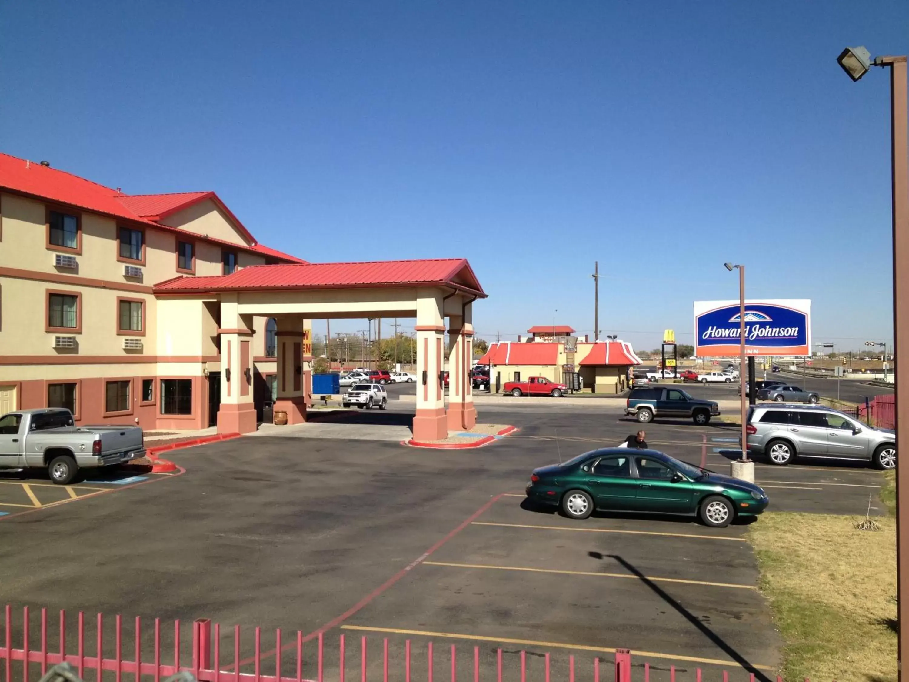 Facade/entrance, Property Building in Howard Johnson by Wyndham Lubbock TX