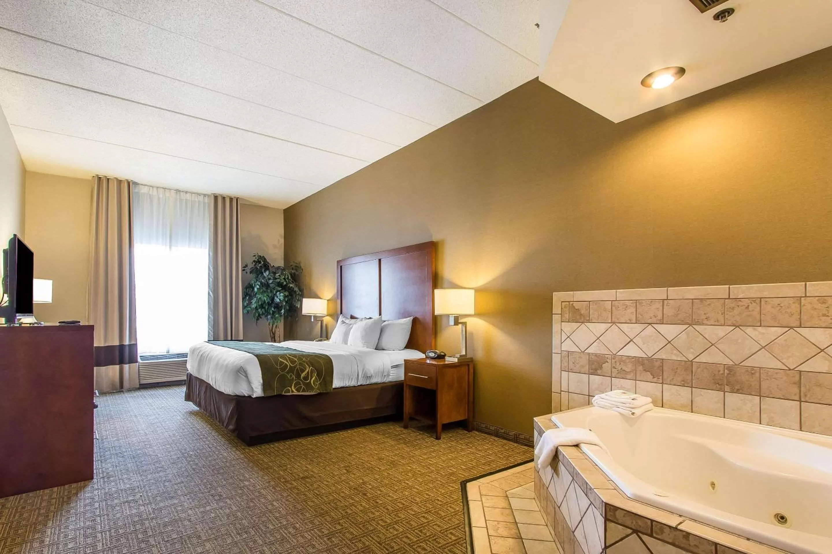 Photo of the whole room, Bed in Comfort Suites Richmond