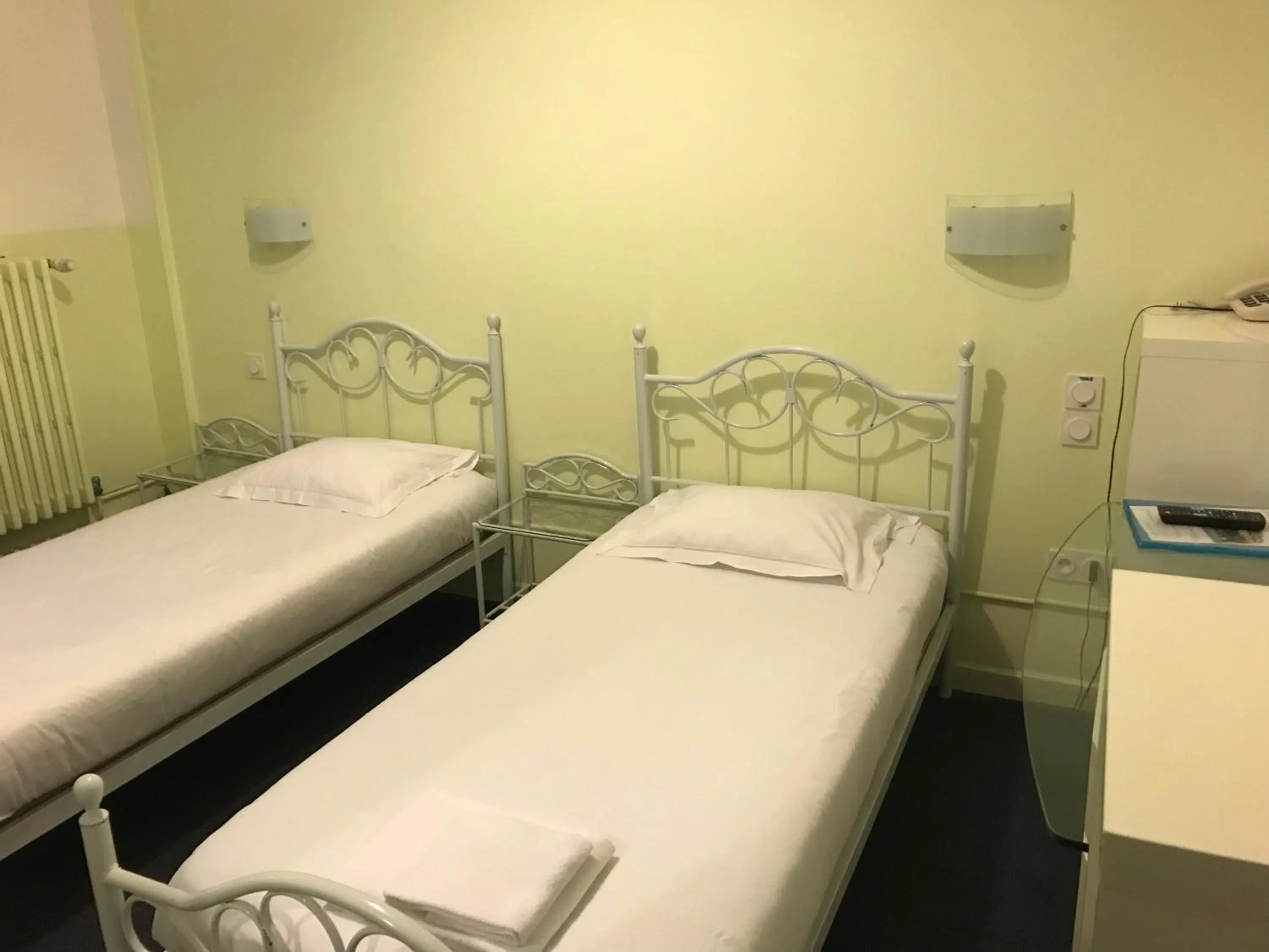 Bed in Hotel Couleurs Sud Centre-ville Gare Charleville-Mézières