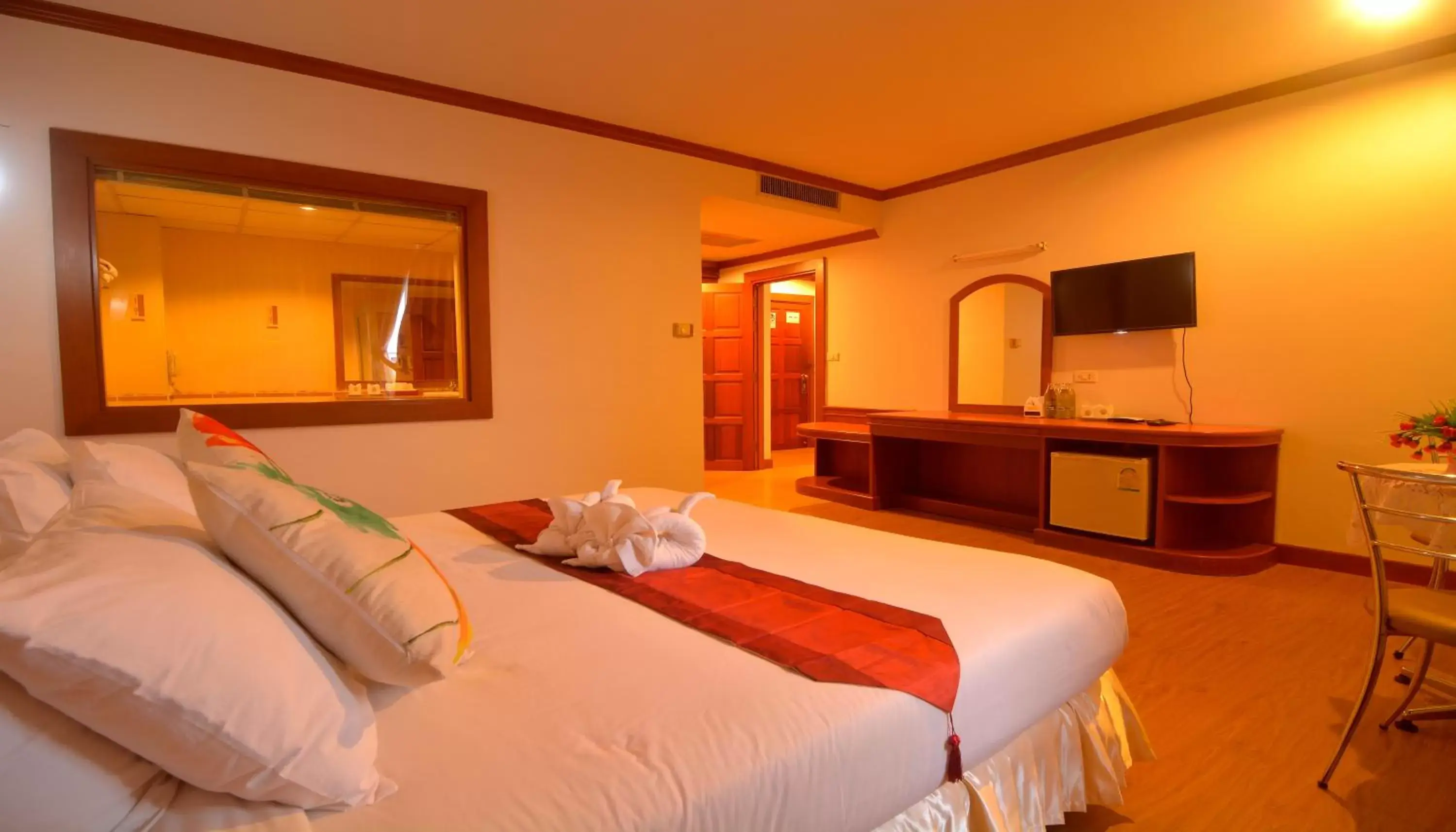 Bedroom, Bed in Chumphon Gardens Hotel