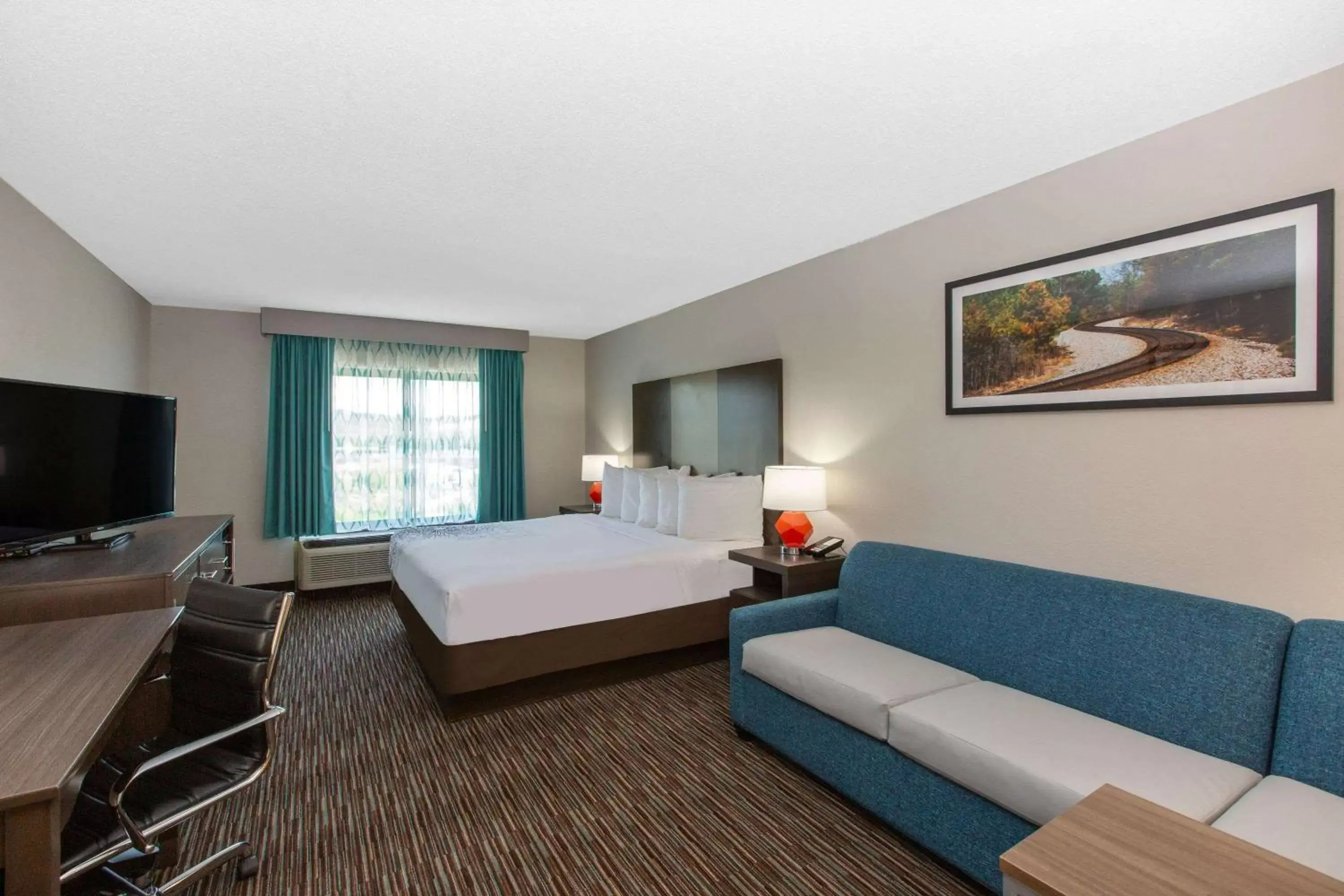 Photo of the whole room in La Quinta Inn by Wyndham Pigeon Forge-Dollywood