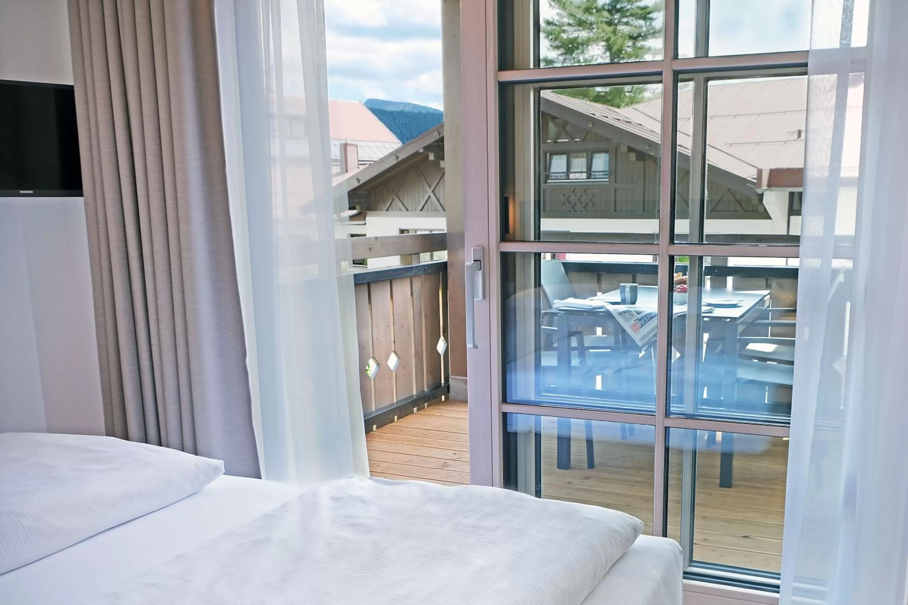 Balcony/Terrace, Bed in Hotel Bayerischer Hof