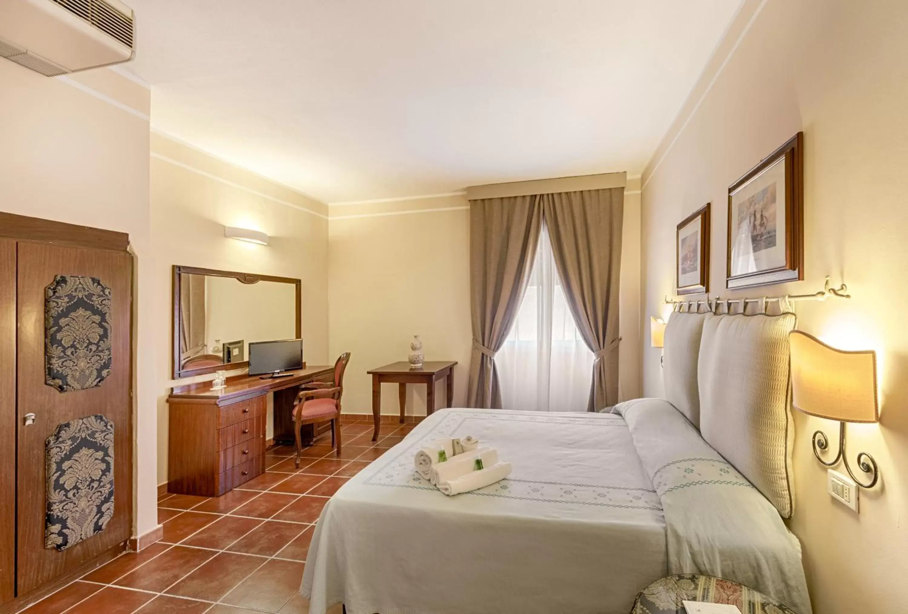 Photo of the whole room in Colonna Palace Hotel Mediterraneo