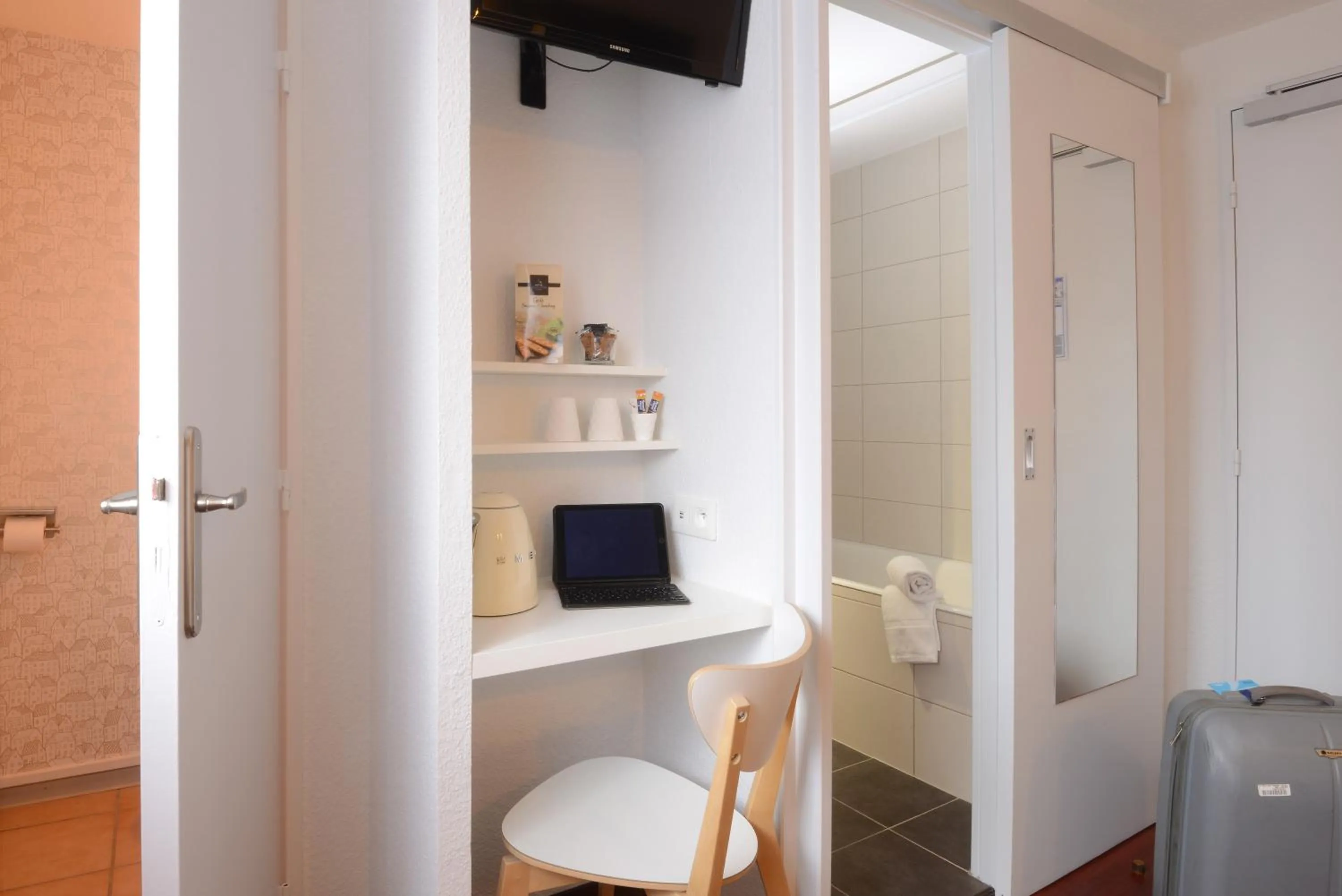 Bathroom in Hotel Arc-En-Ciel Colmar Contact Hotel