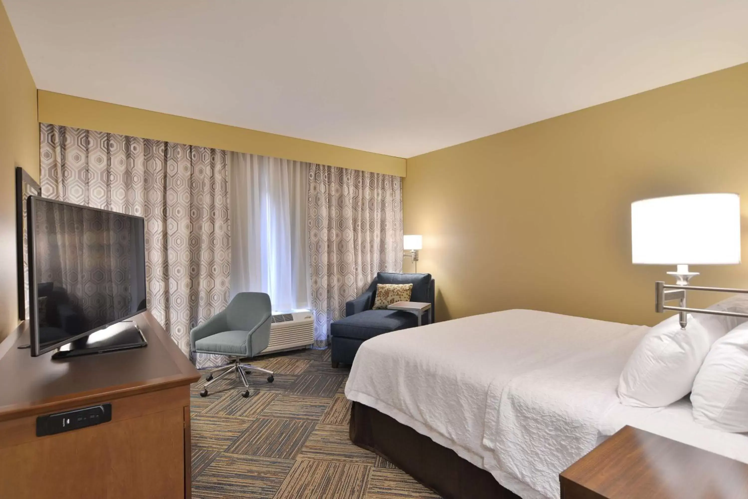 Bed, TV/Entertainment Center in Hampton Inn & Suites Chippewa Falls