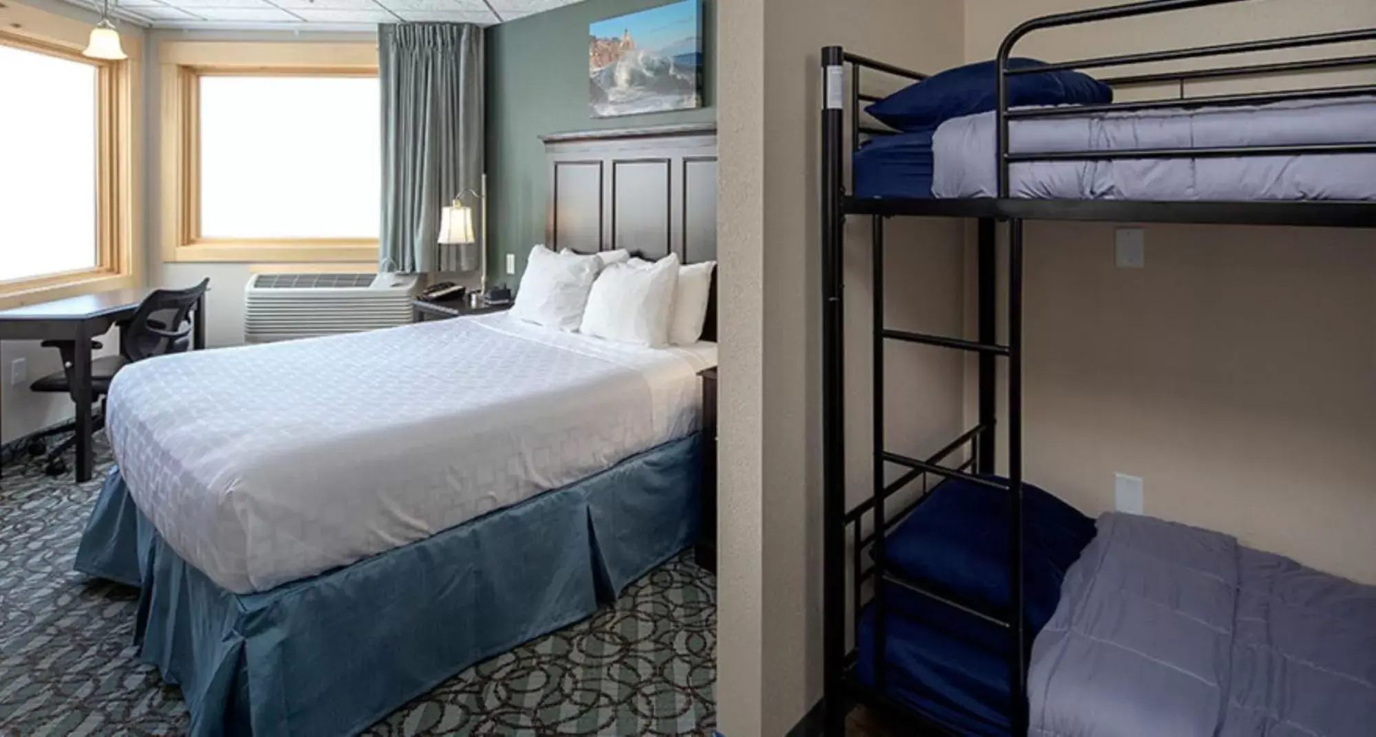 Bed in Park Point Marina Inn Bed in Park Point Marina Inn