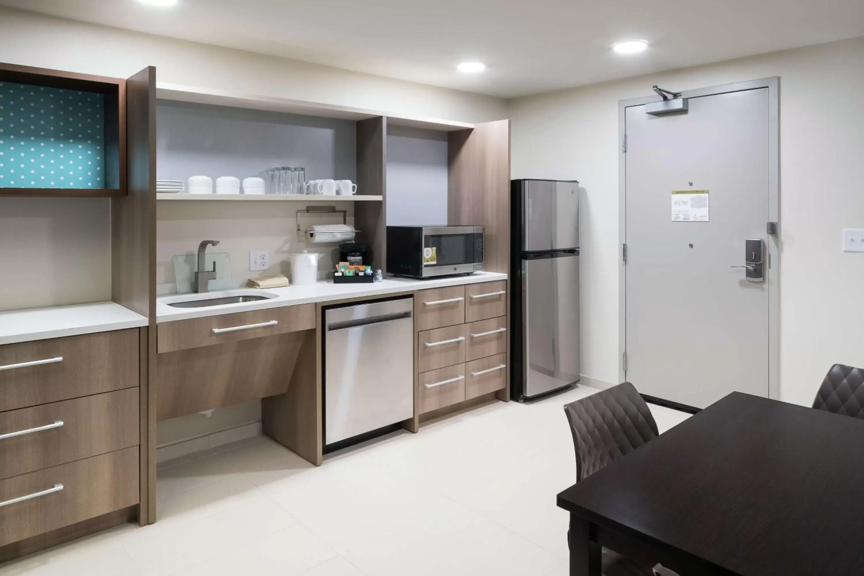 Kitchen or kitchenette, Kitchen/Kitchenette in Home2 Suites By Hilton Jacksonville Airport