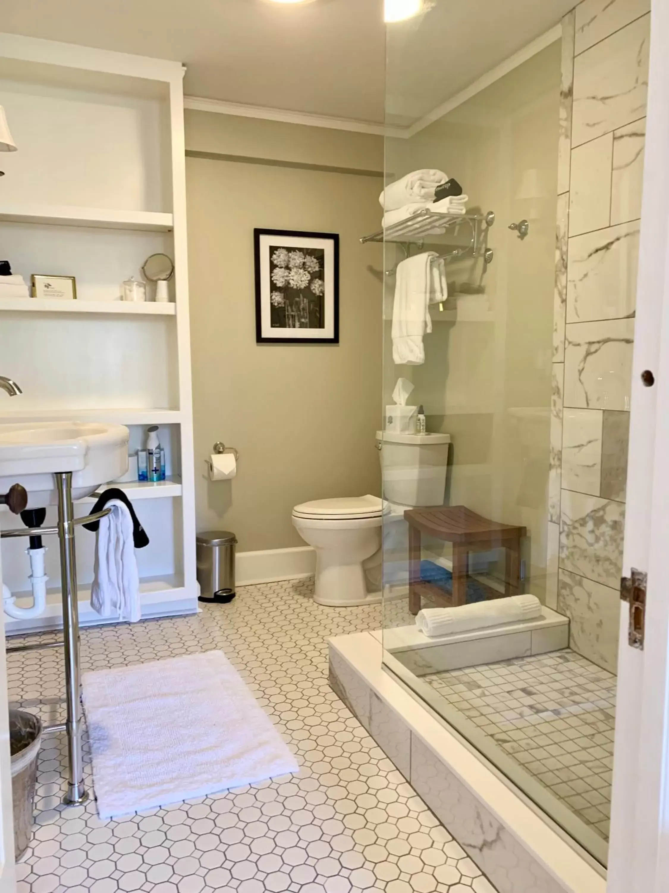 Bathroom, Kitchen/Kitchenette in Pinecrest Bed & Breakfast