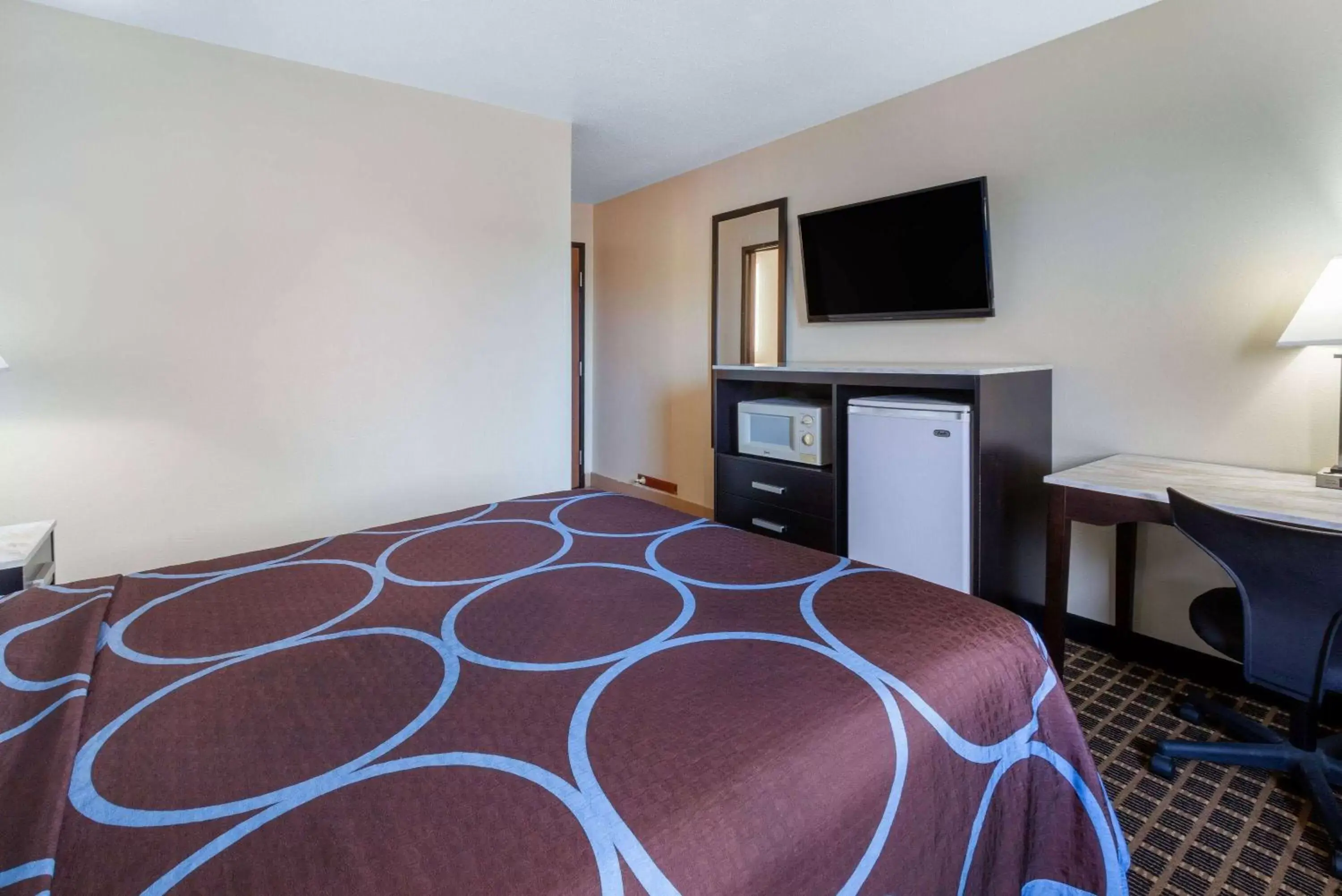 Photo of the whole room, Bed in Super 8 by Wyndham Elkhart