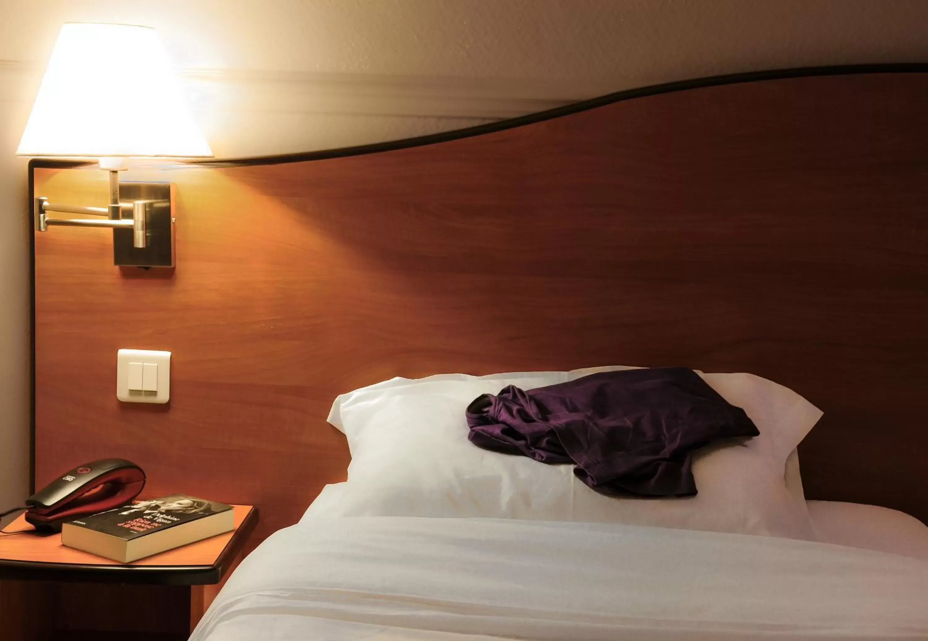 Bed in Hotel Eden Montmartre