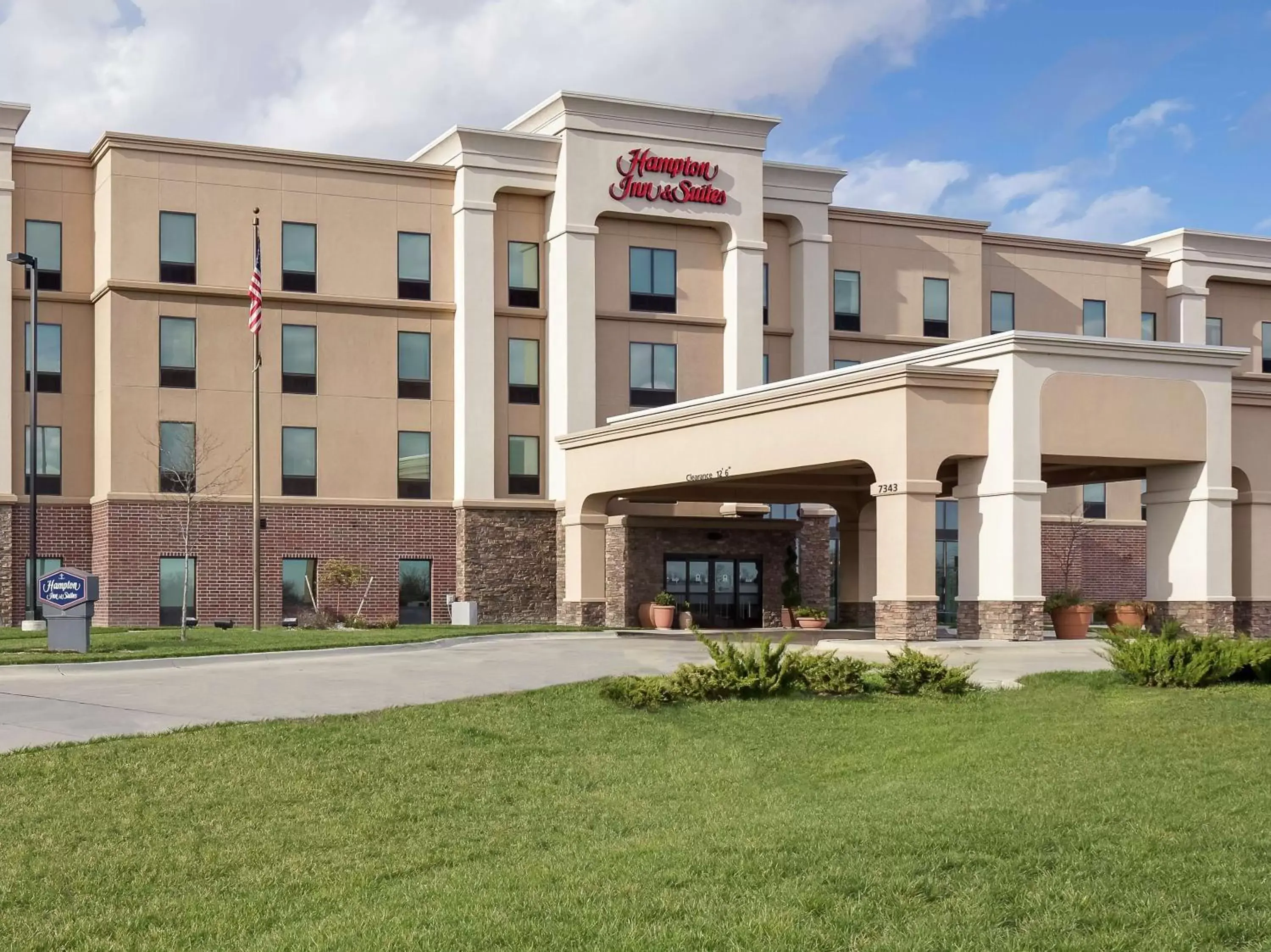 Property Building in Hampton Inn and Suites - Lincoln Northeast