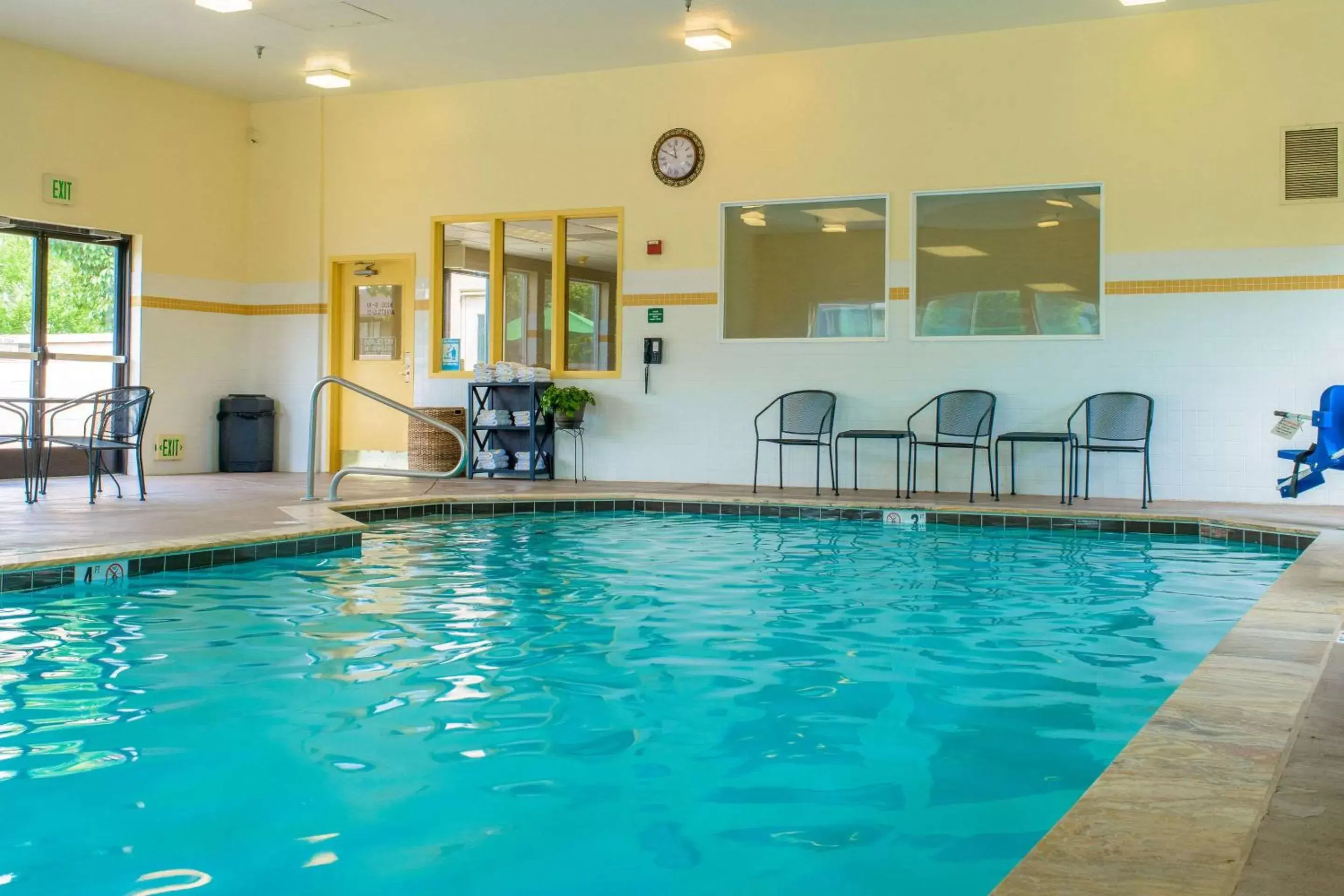 On site, Swimming Pool in Comfort Suites Springfield RiverBend Medical