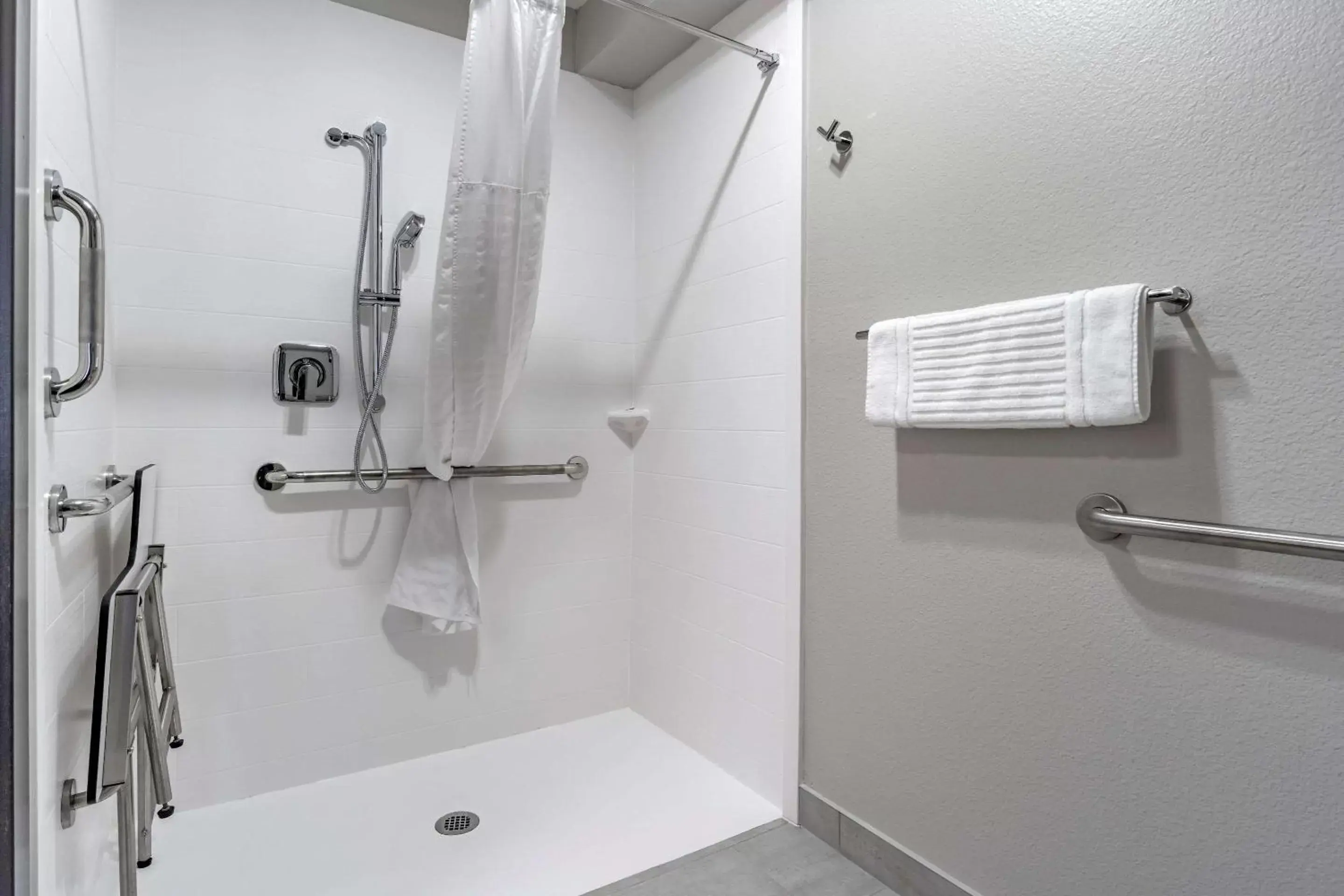 Photo of the whole room, Bathroom in Comfort Inn & Suites Pacific – Auburn