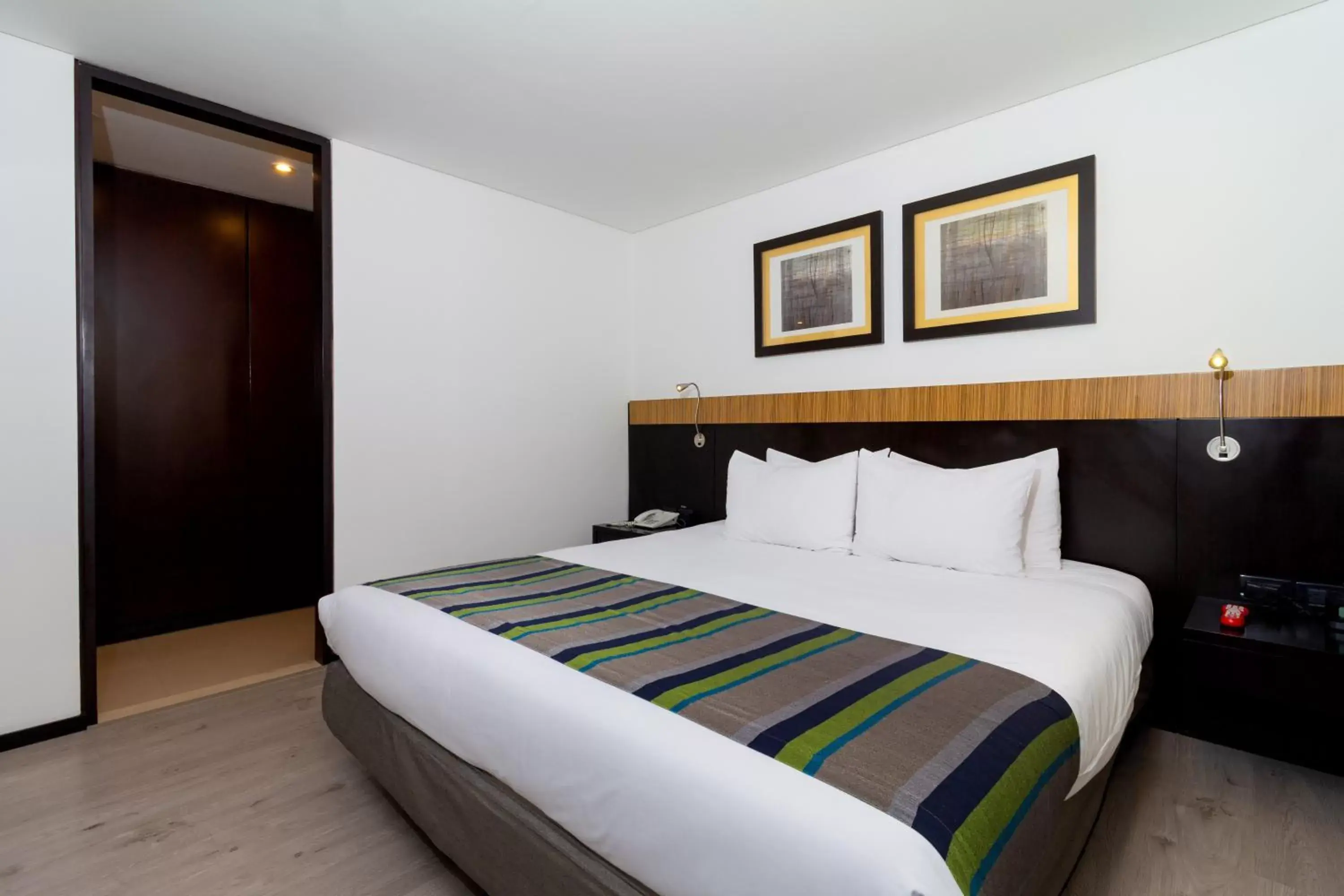 Bed in Hotel Madisson Inn Luxury By GEH Suites