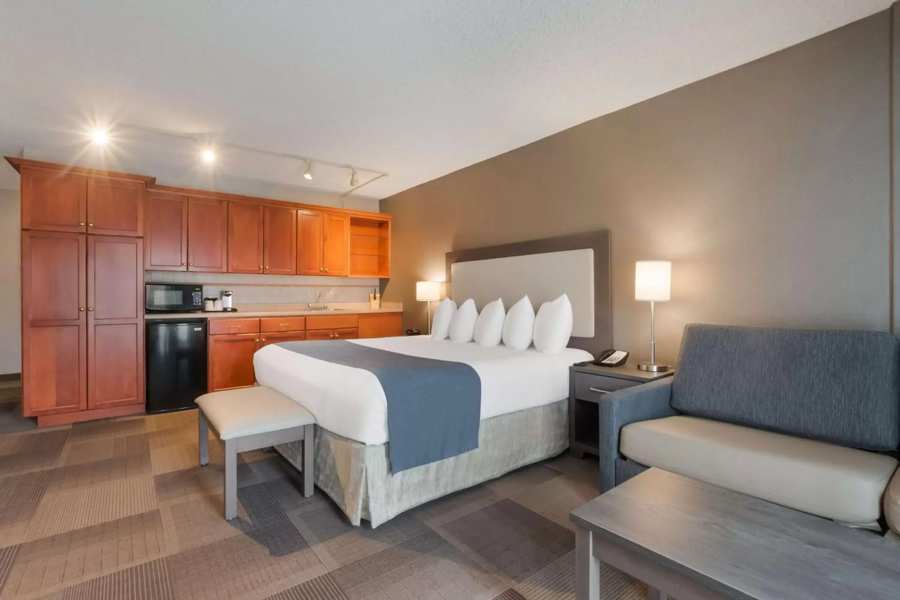 Bedroom, Bed in Best Western St Catharines Hotel & Conference Centre