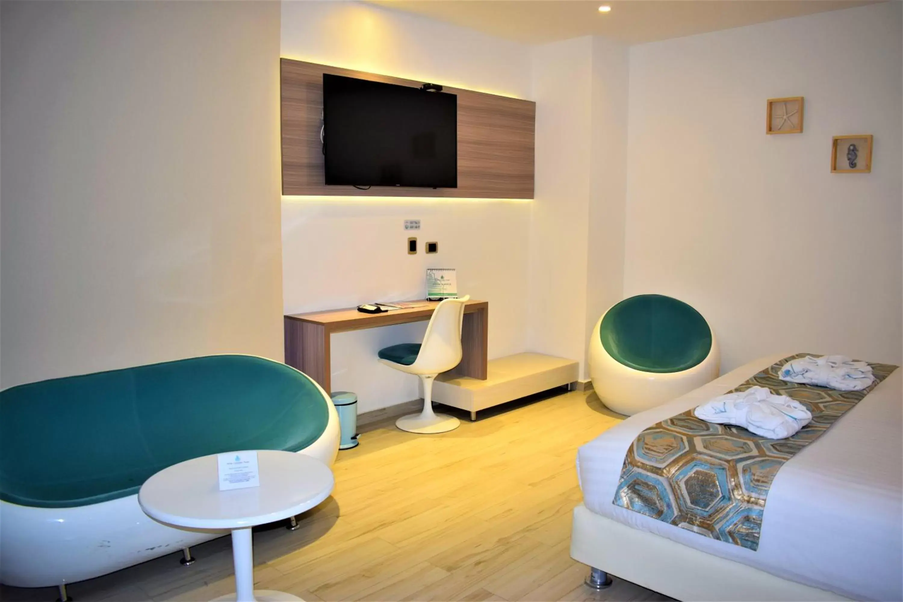 Bedroom, Seating Area in Hotel Catedral Plaza