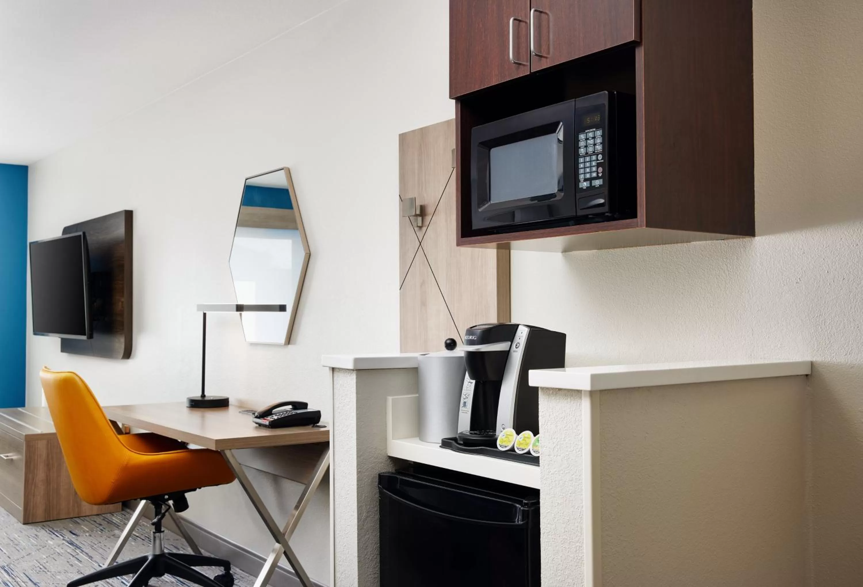 Bedroom in Holiday Inn Express & Suites Bridgeport by IHG