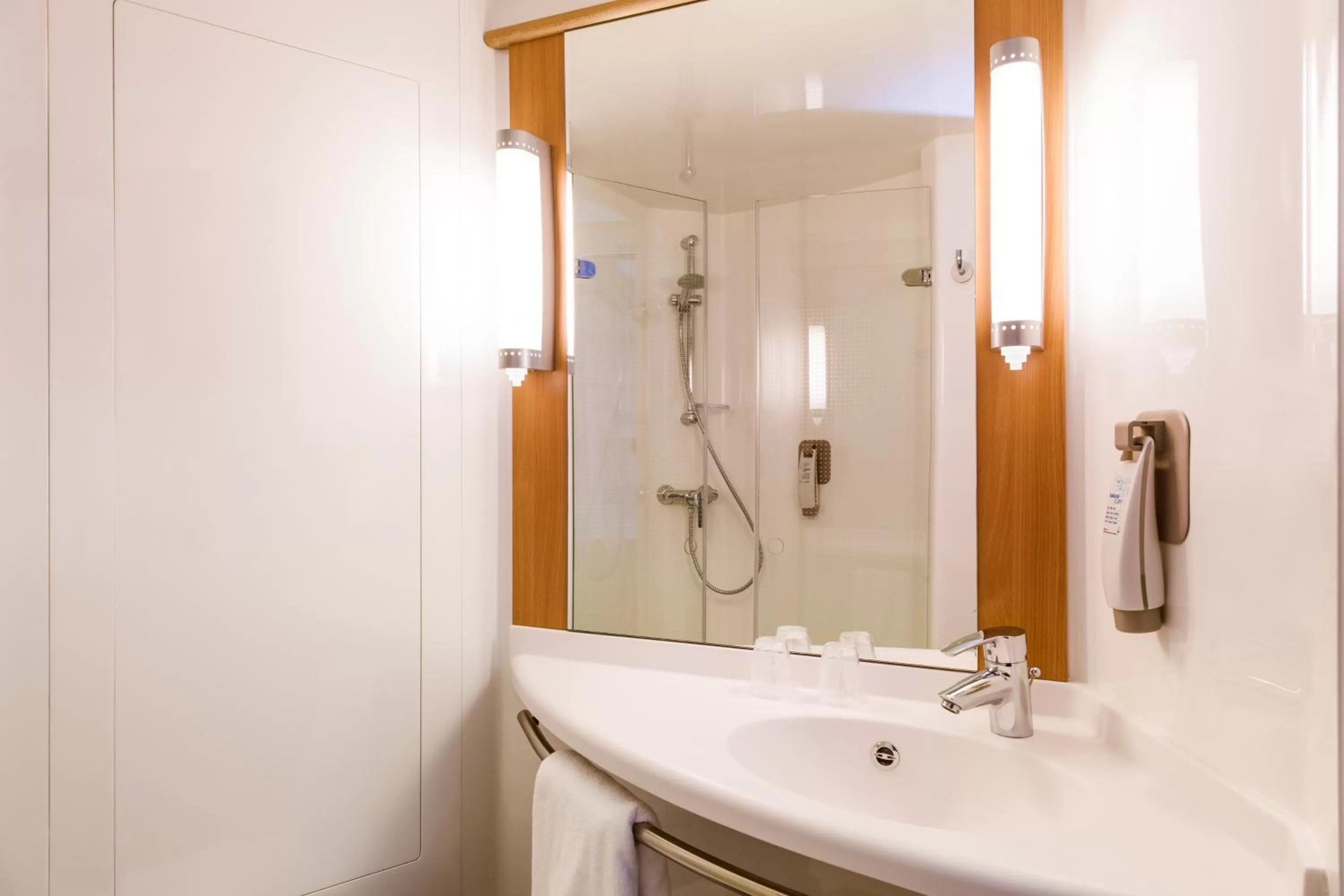 Shower in ibis Edinburgh Centre South Bridge – Royal Mile