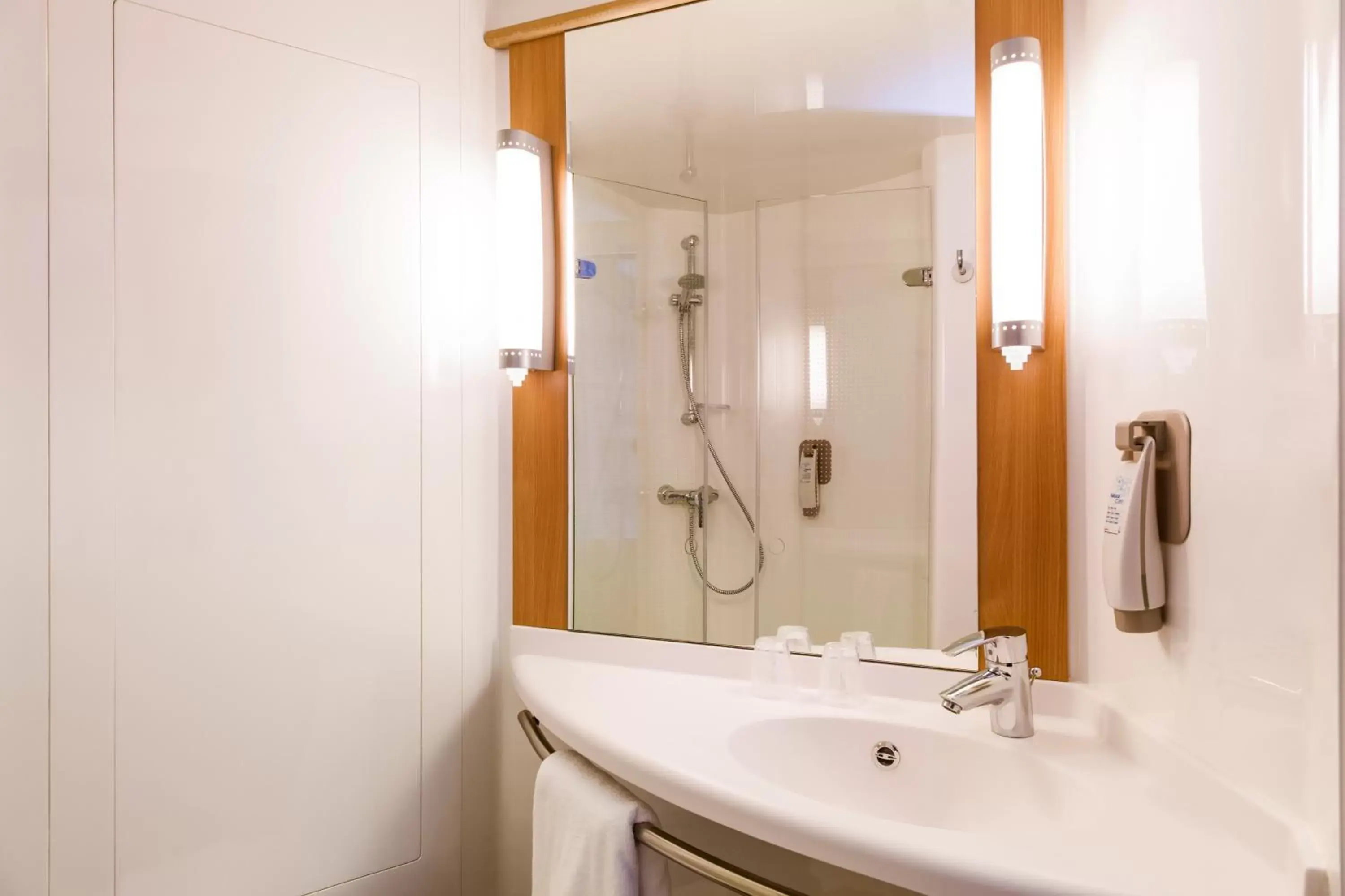 Shower, Bathroom in ibis Edinburgh Centre South Bridge – Royal Mile