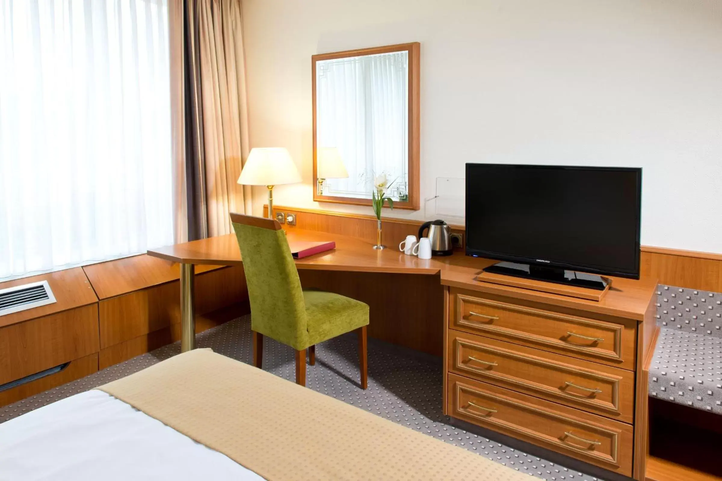 Bedroom, TV/Entertainment Center in Leonardo Hotel Köln Bonn Airport