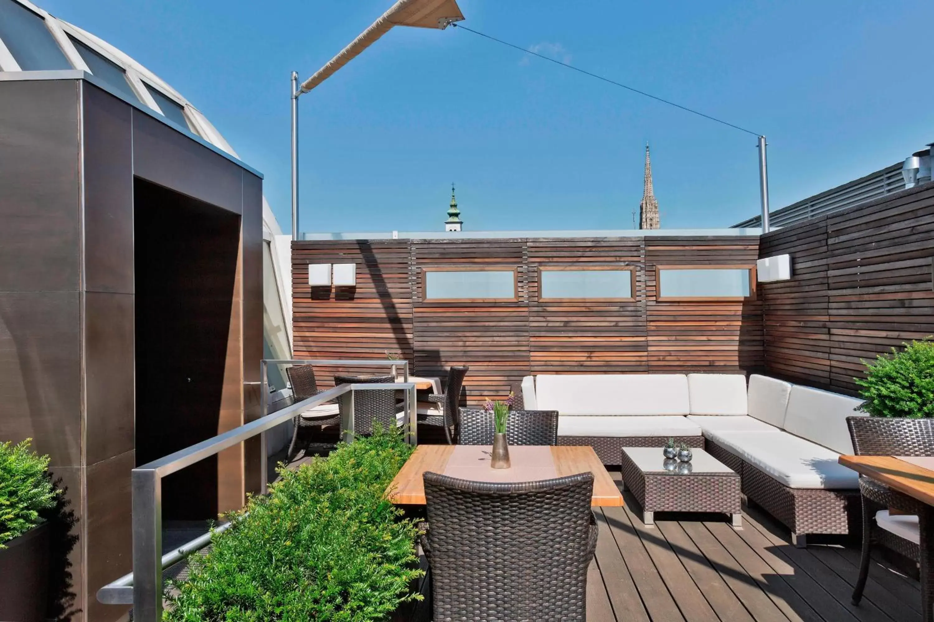 Lounge or bar, Balcony/Terrace in Vienna Marriott Hotel