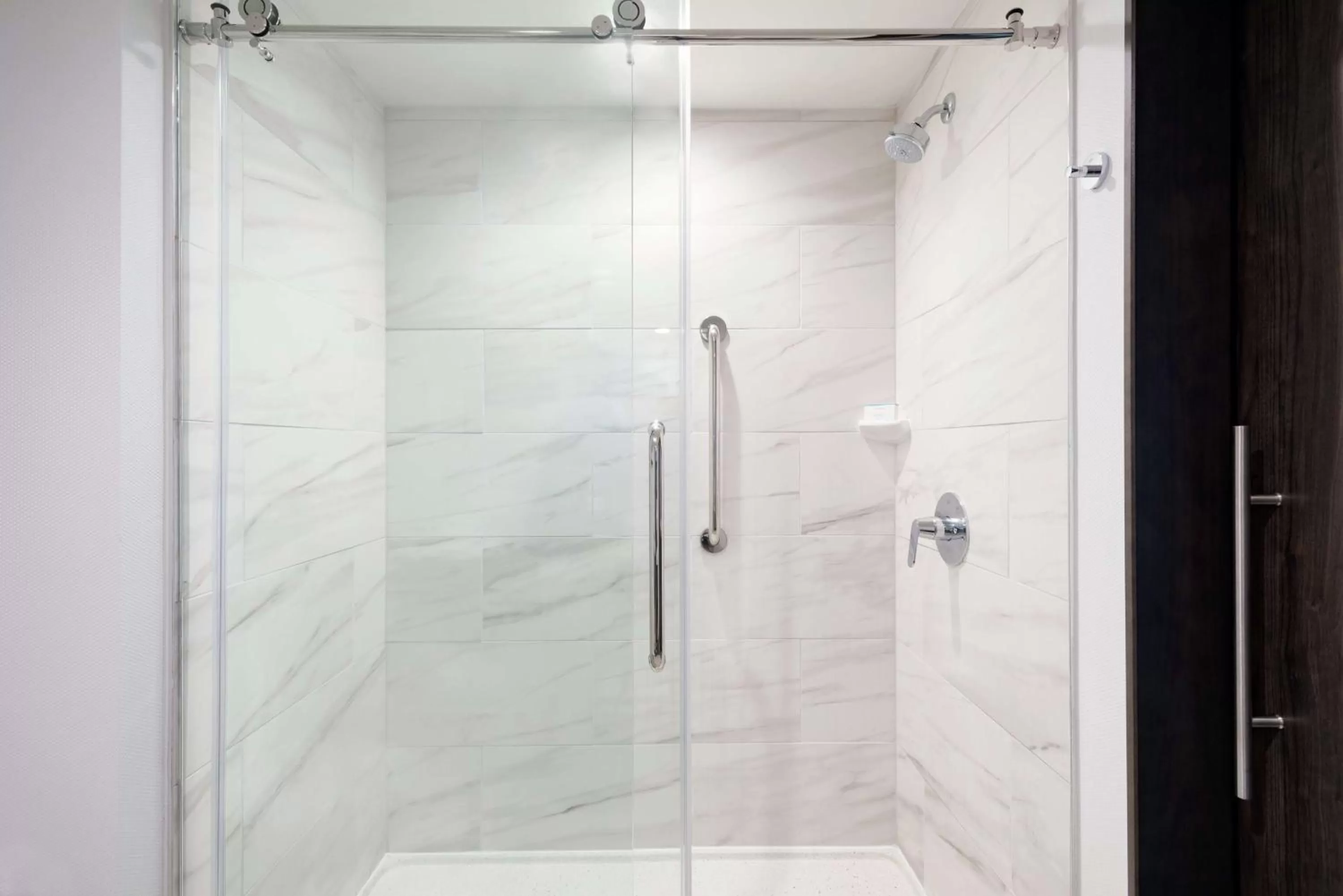 Bathroom in Embassy Suites By Hilton Noblesville Indianapolis Conv Ctr