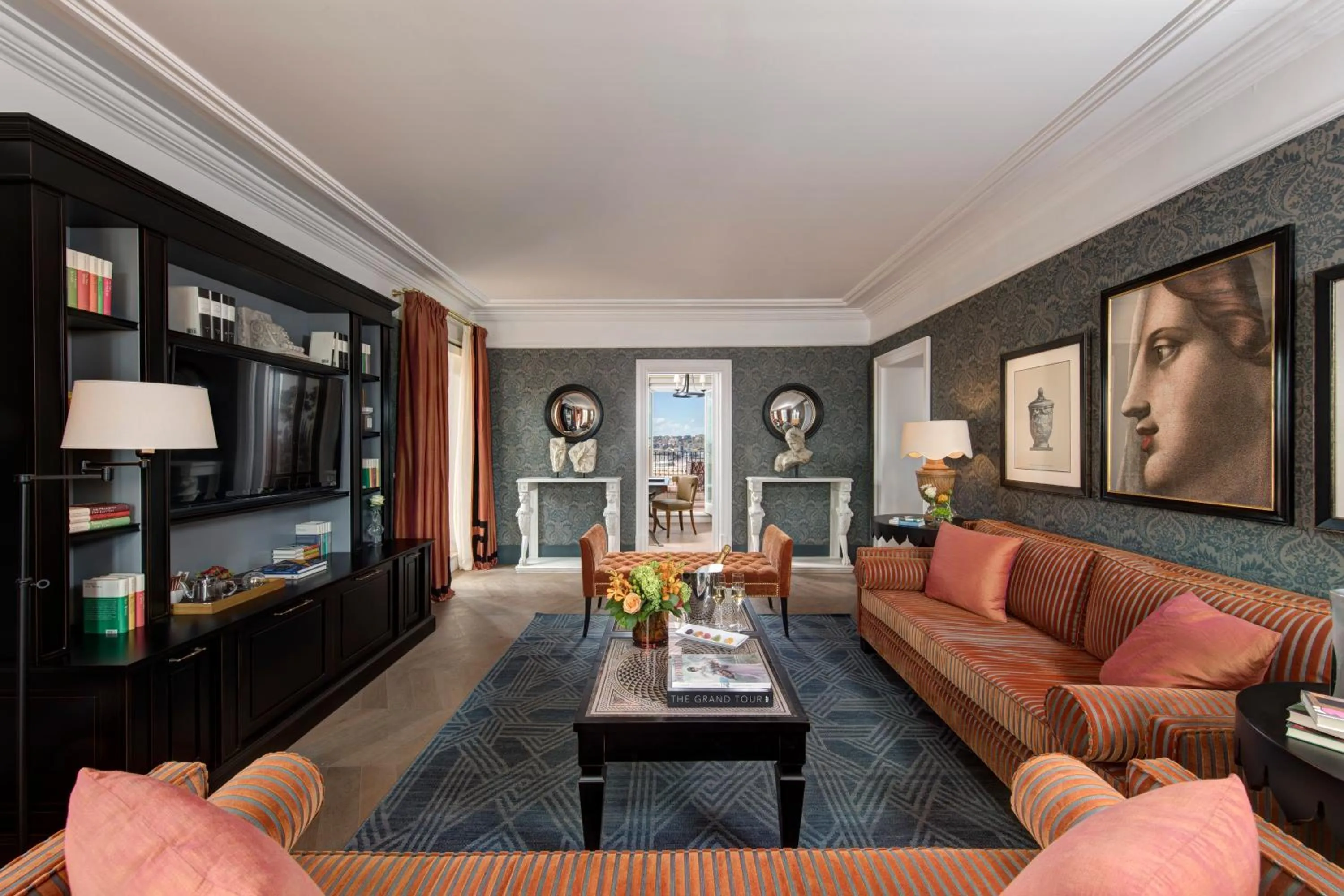 TV and multimedia in Rocco Forte Hotel De La Ville