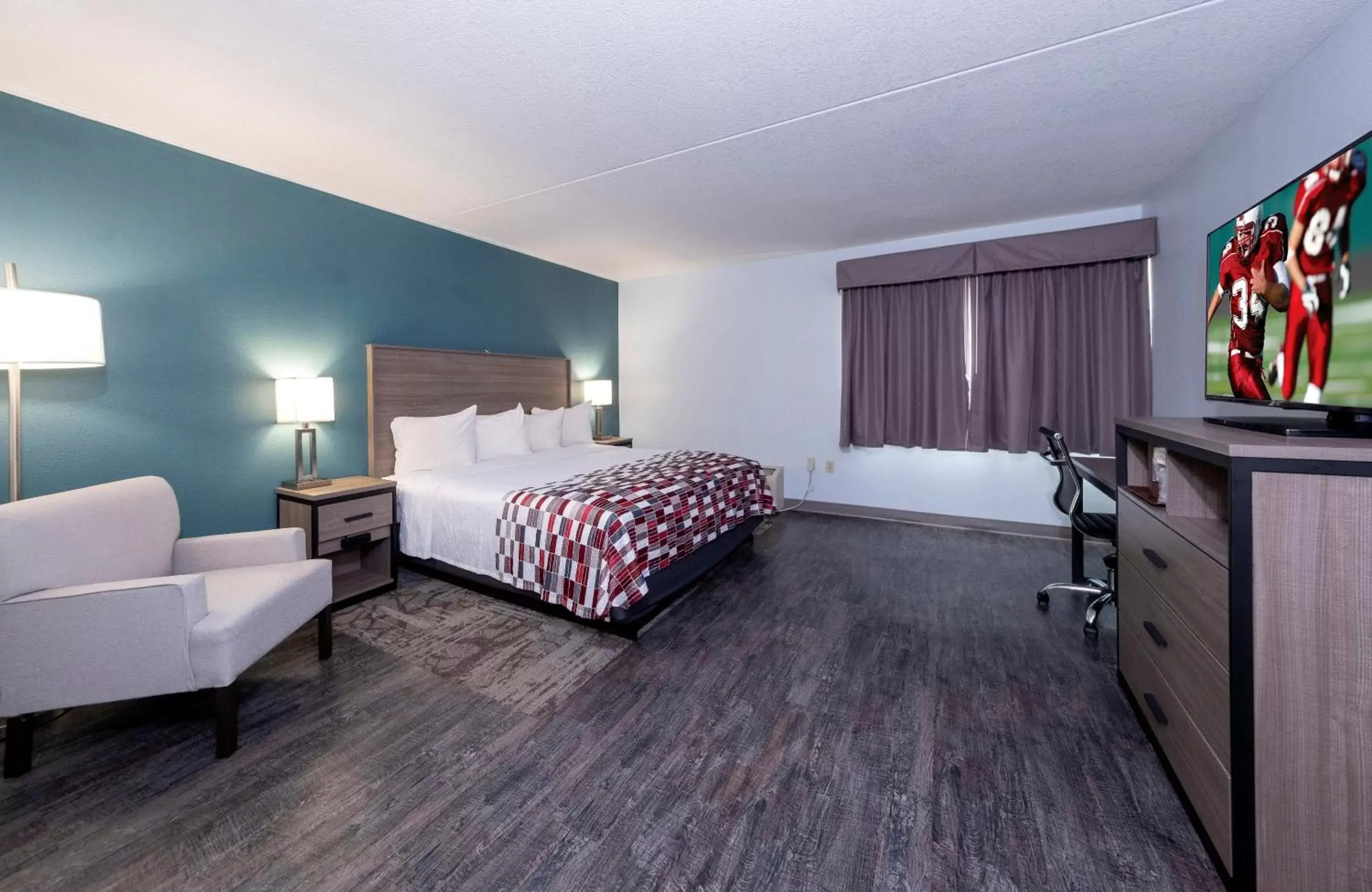 Photo of the whole room, Bed in Red Roof Inn & Suites Wilmington – New Castle