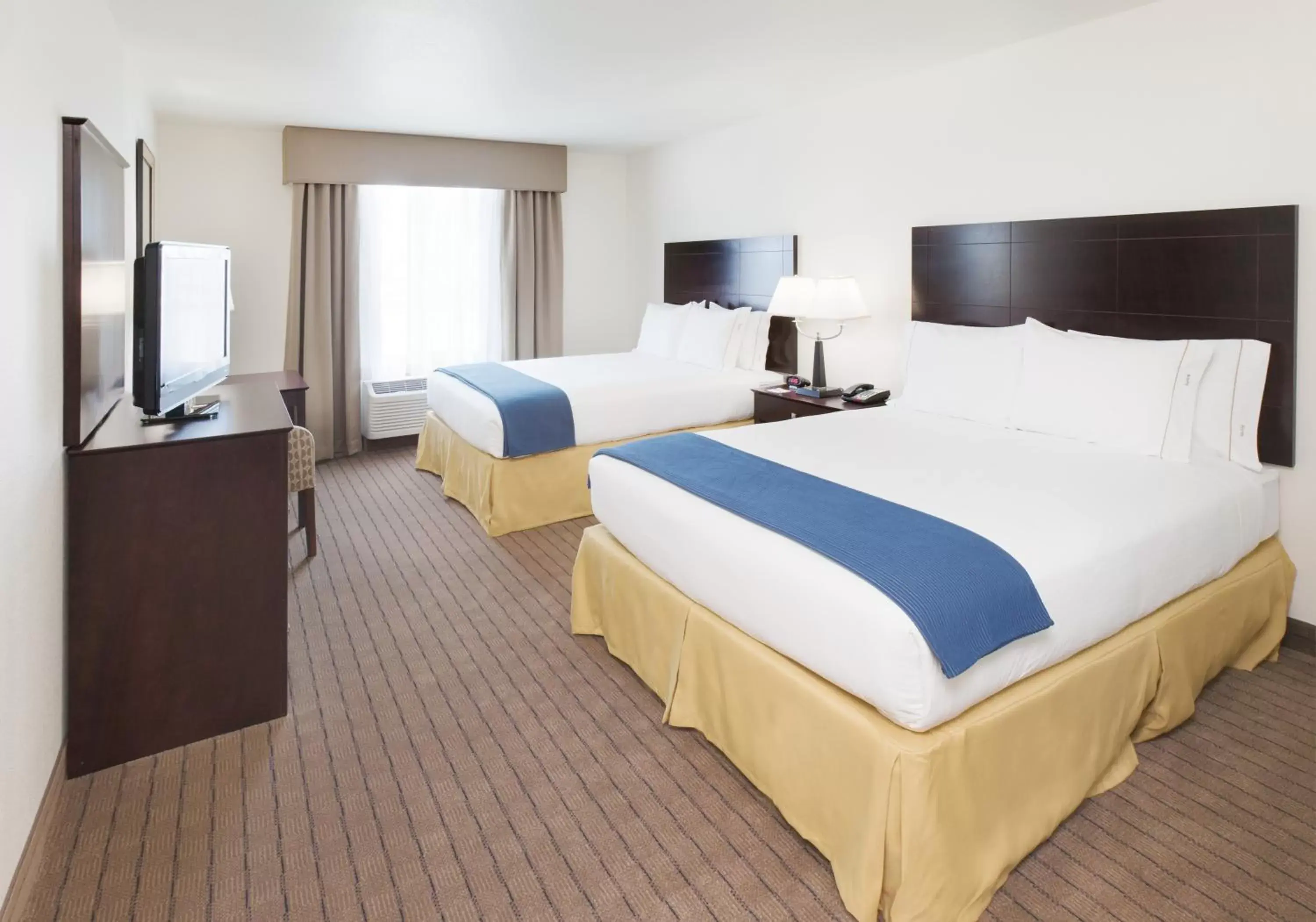 Bed in Holiday Inn Express & Suites - Omaha I - 80, an IHG Hotel