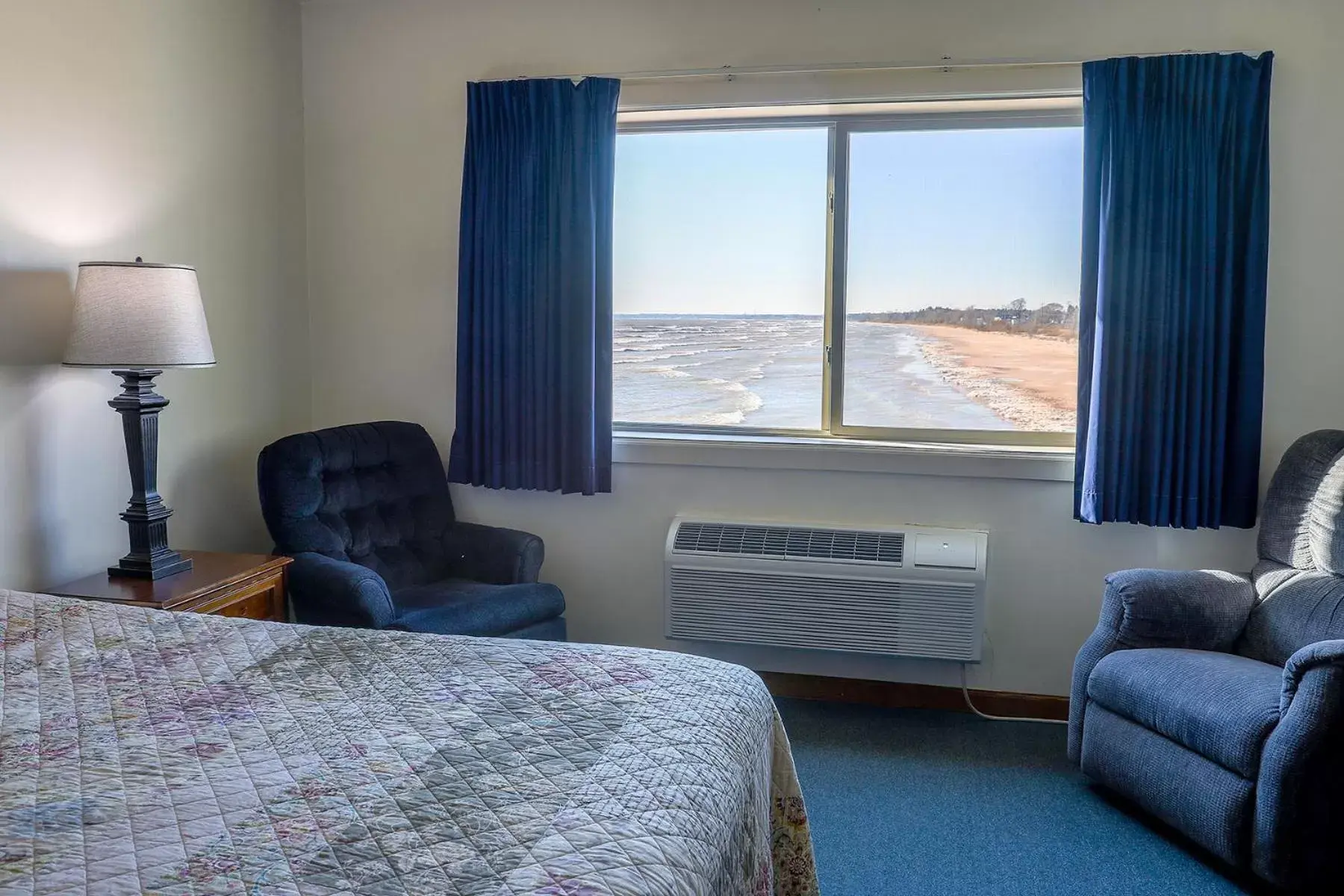 Lake view, Bed in Lighthouse Inn - Two Rivers