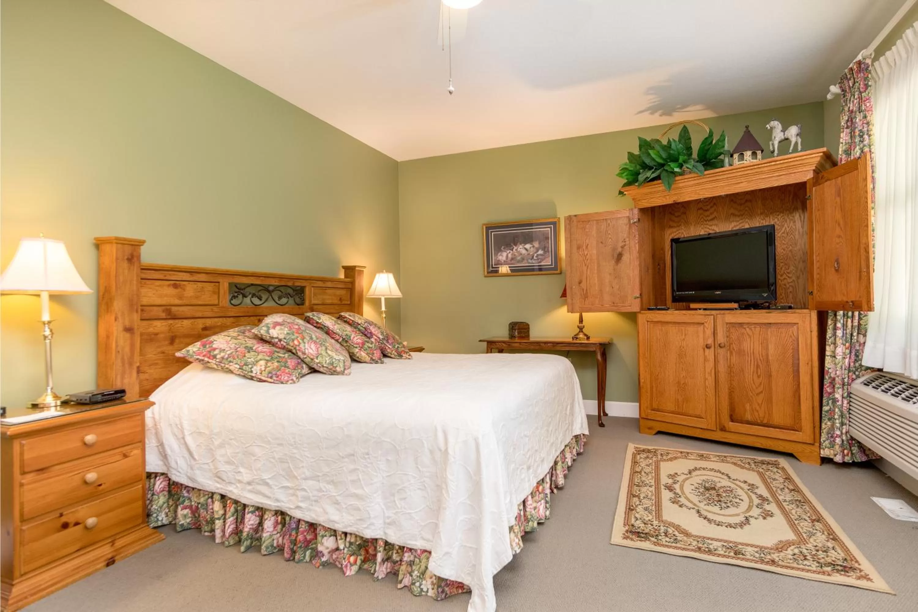 Bed in Highland Lake Inn & Resort - Flat Rock