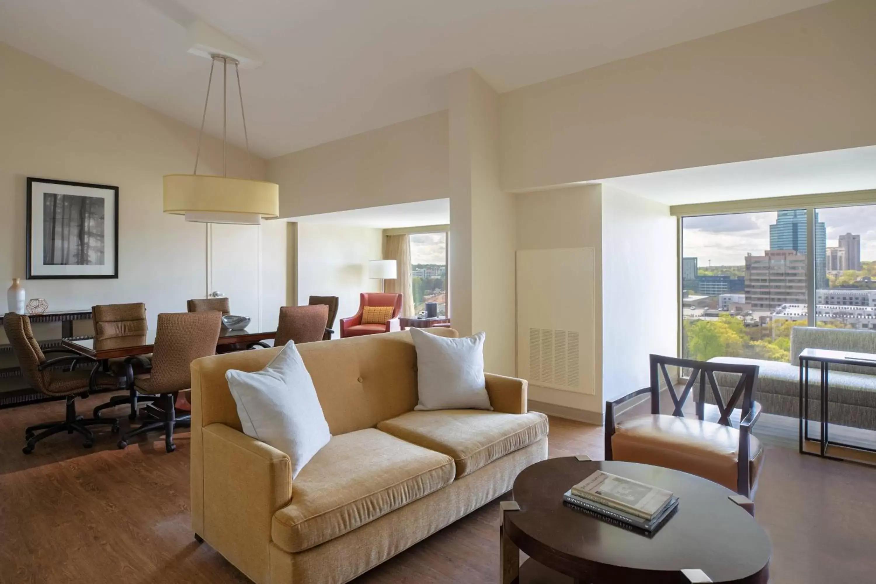 Living room, Seating Area in Atlanta Marriott Perimeter Center