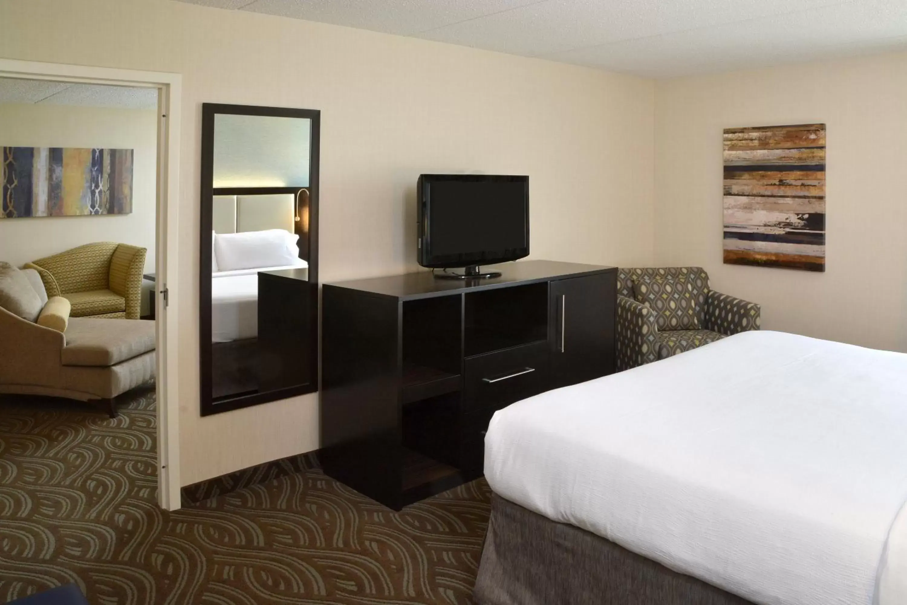Bedroom, TV/Entertainment Center in Holiday Inn Youngstown-South - Boardman, an IHG Hotel