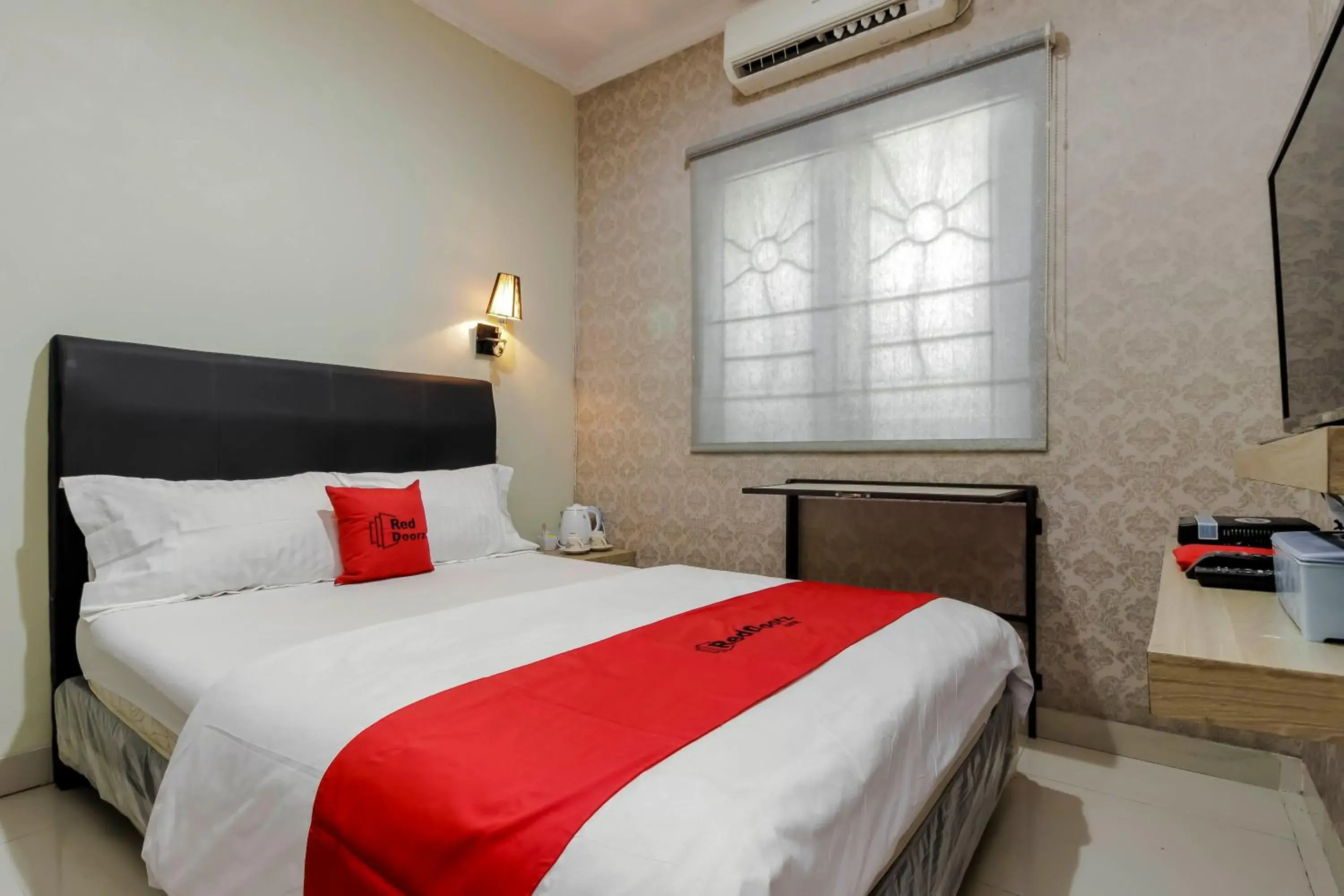 Bedroom, Bed in RedDoorz Plus near Lippo Cikarang Mall Bedroom, Bed in RedDoorz Plus near Lippo Cikarang Mall