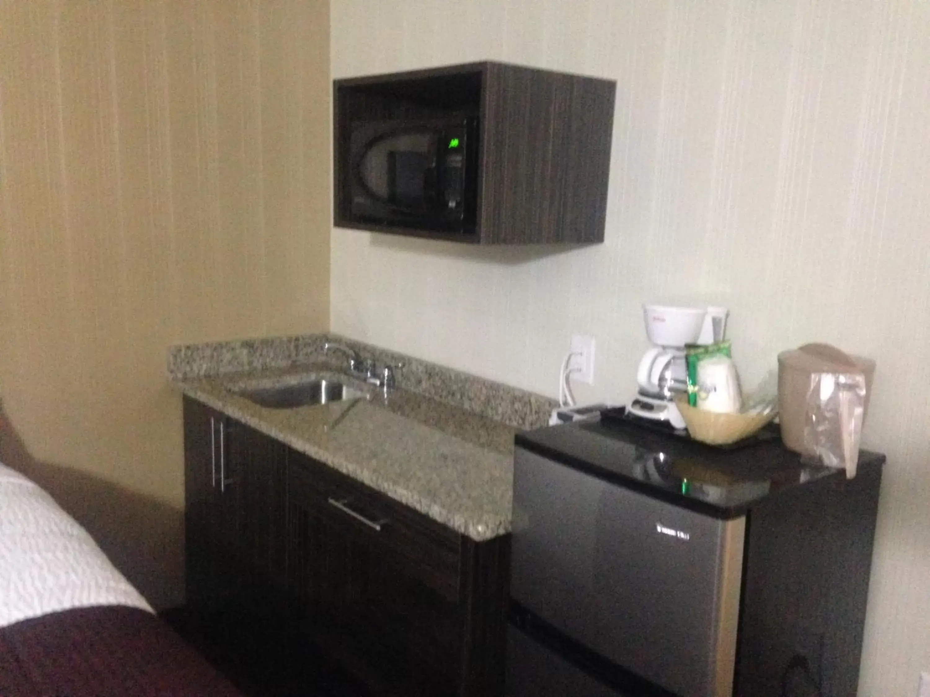 Coffee/tea facilities, Kitchen/Kitchenette in Days Inn by Wyndham Sylvan Lake