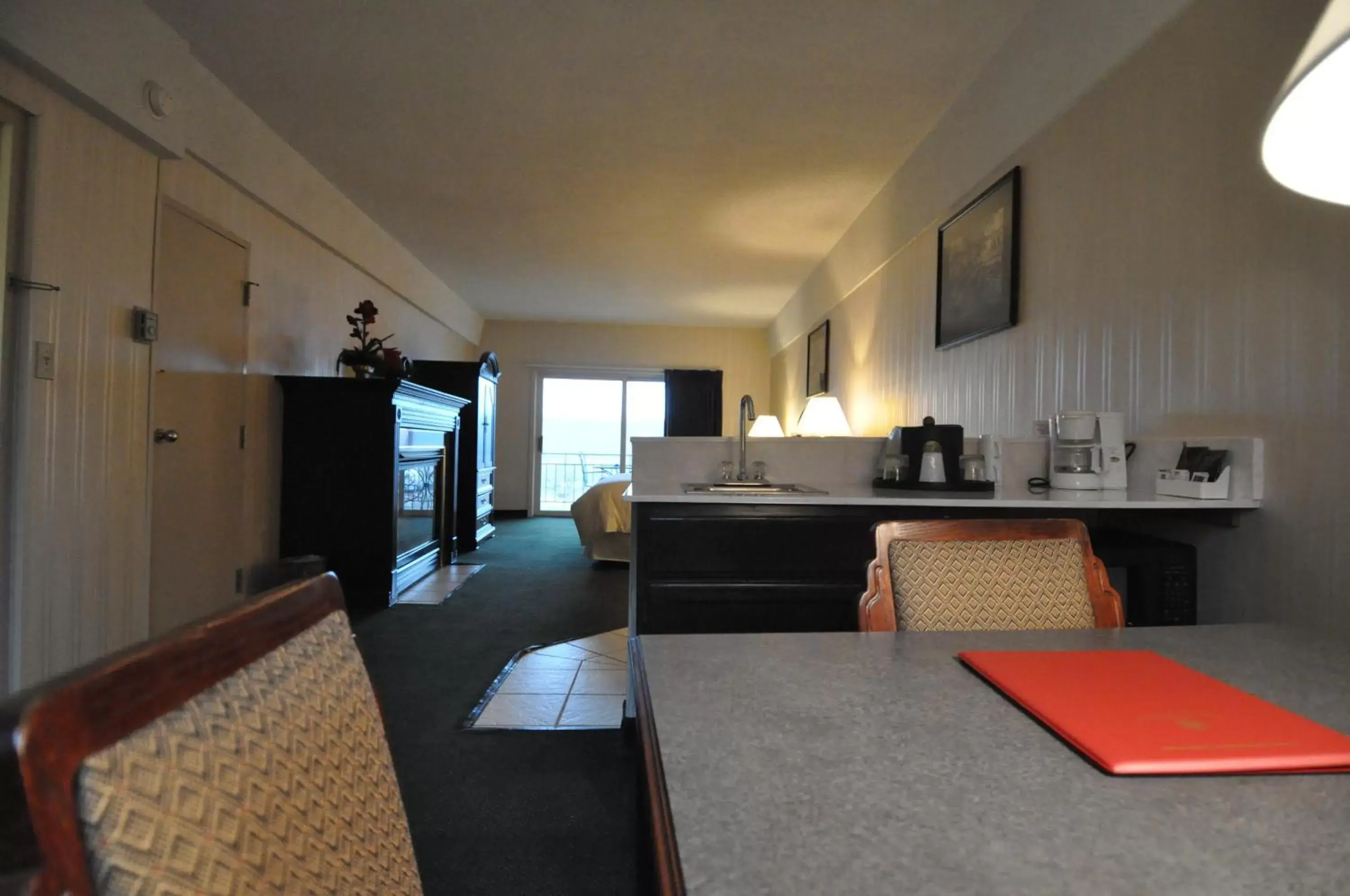 Dining area, Kitchen/Kitchenette in Hillside Inn