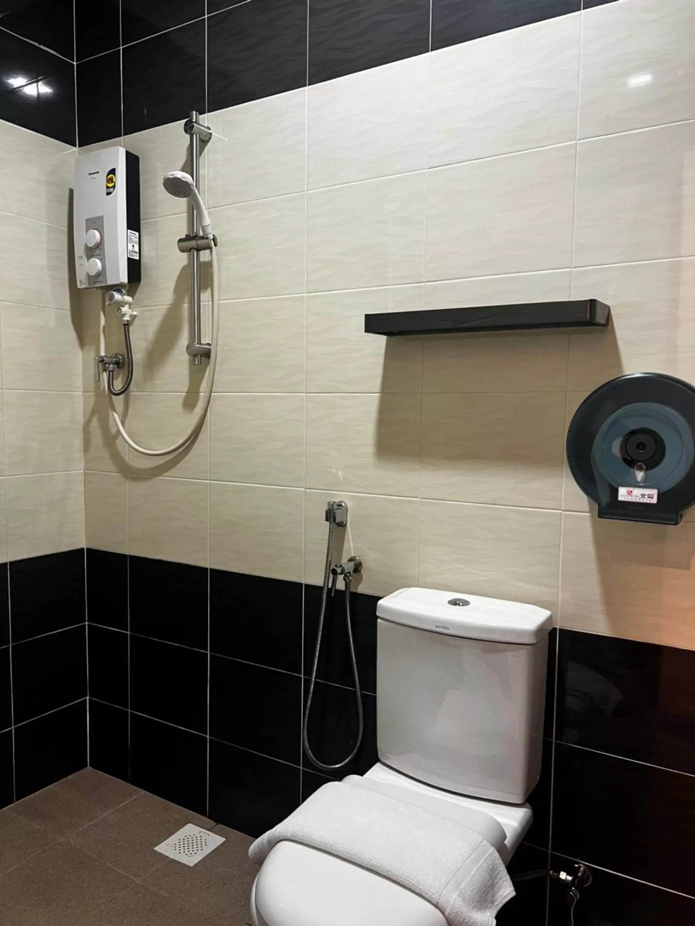 Shower, Bathroom in SiN LiEN HOTEL