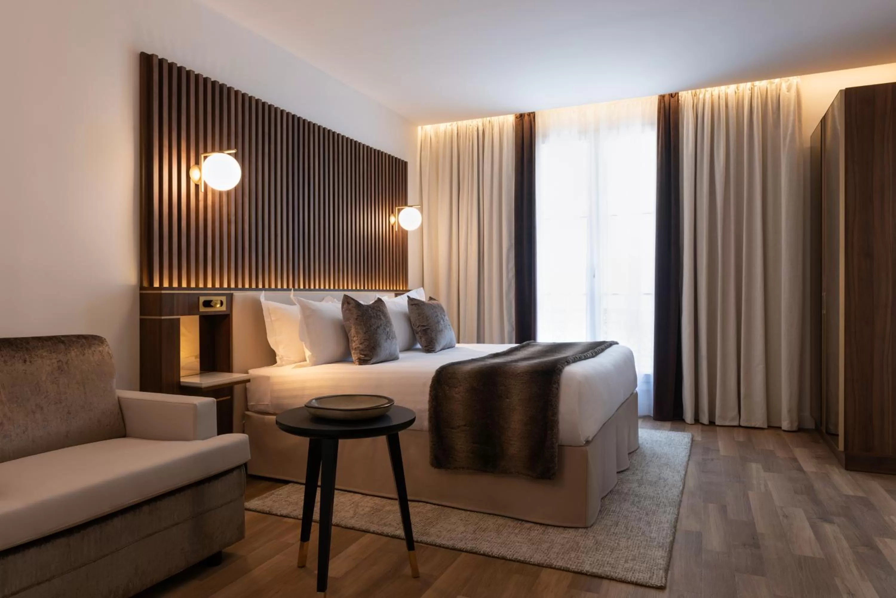 Photo of the whole room in Lord Byron